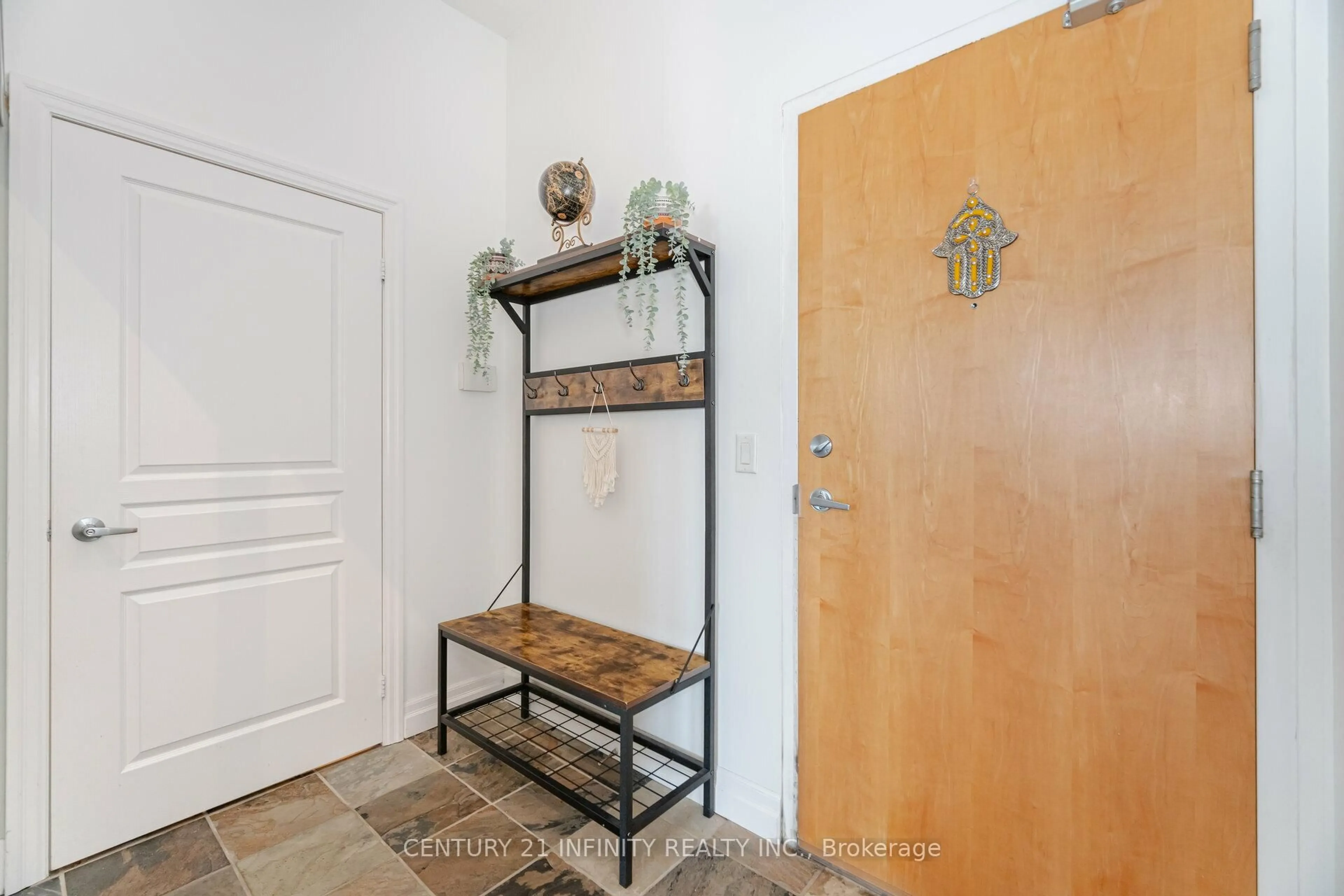 Indoor entryway for 3939 Duke Of York Blvd #PH1, Mississauga Ontario L5B 4N2