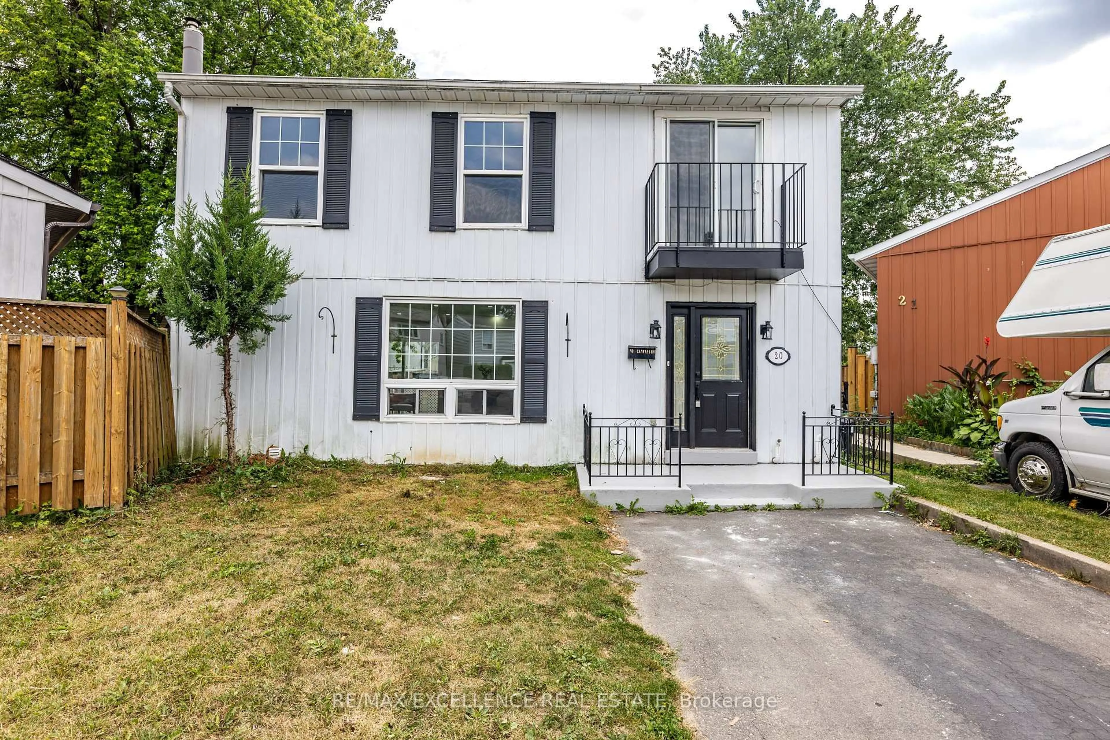 Home with vinyl exterior material, street for 20 Hedgeson Crt, Brampton Ontario L6S 1P2