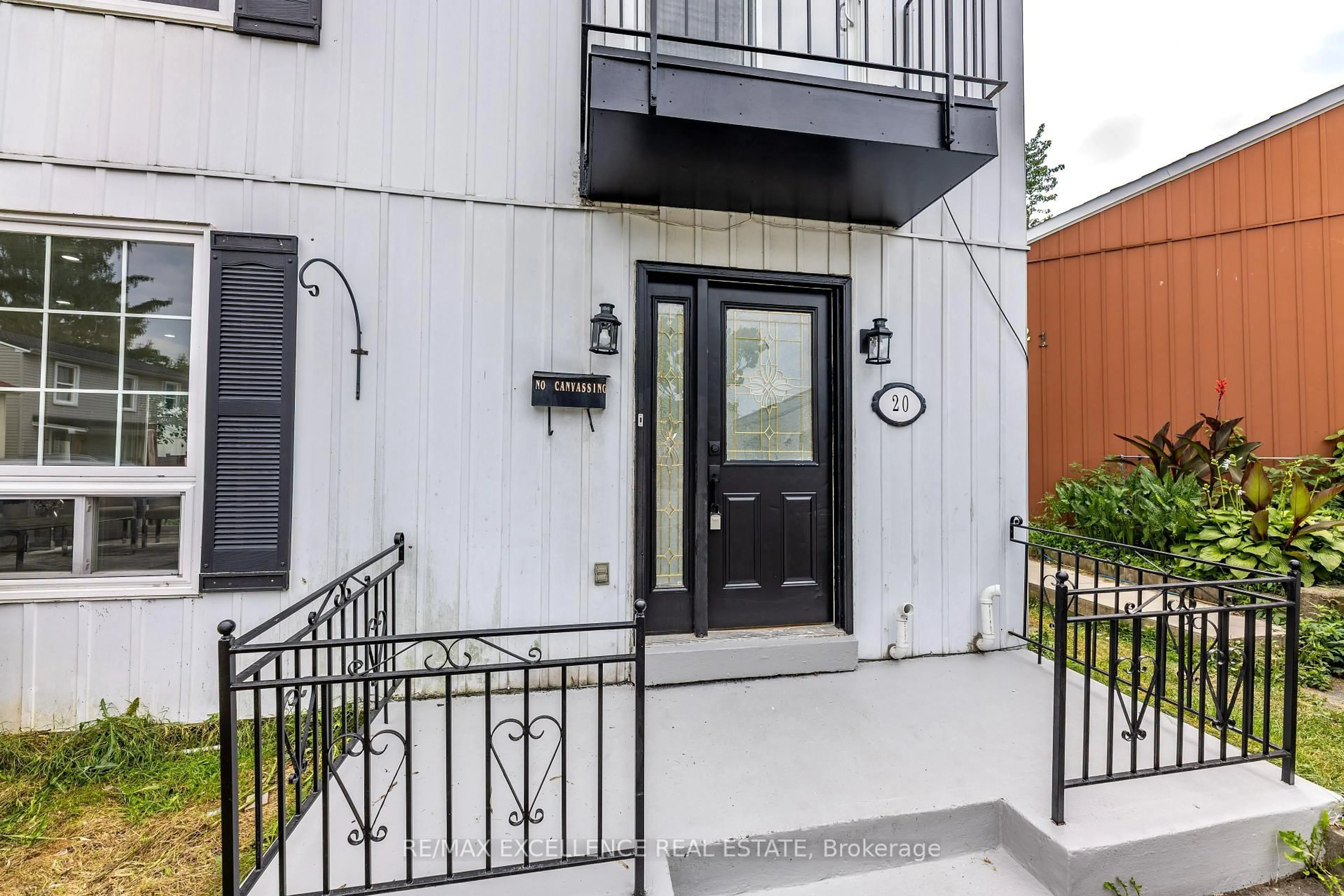 Indoor entryway for 20 Hedgeson Crt, Brampton Ontario L6S 1P2