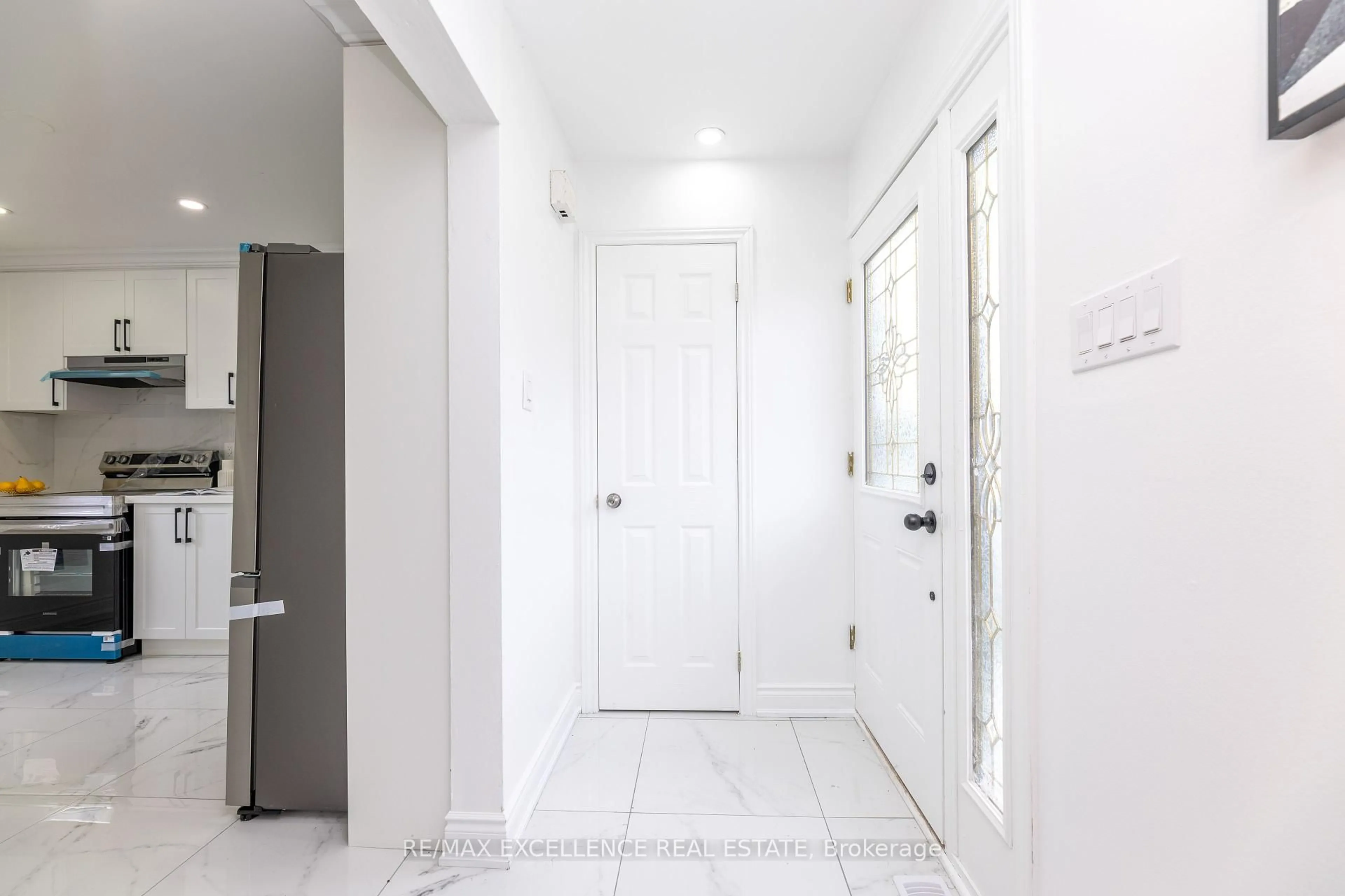 Indoor entryway for 20 Hedgeson Crt, Brampton Ontario L6S 1P2
