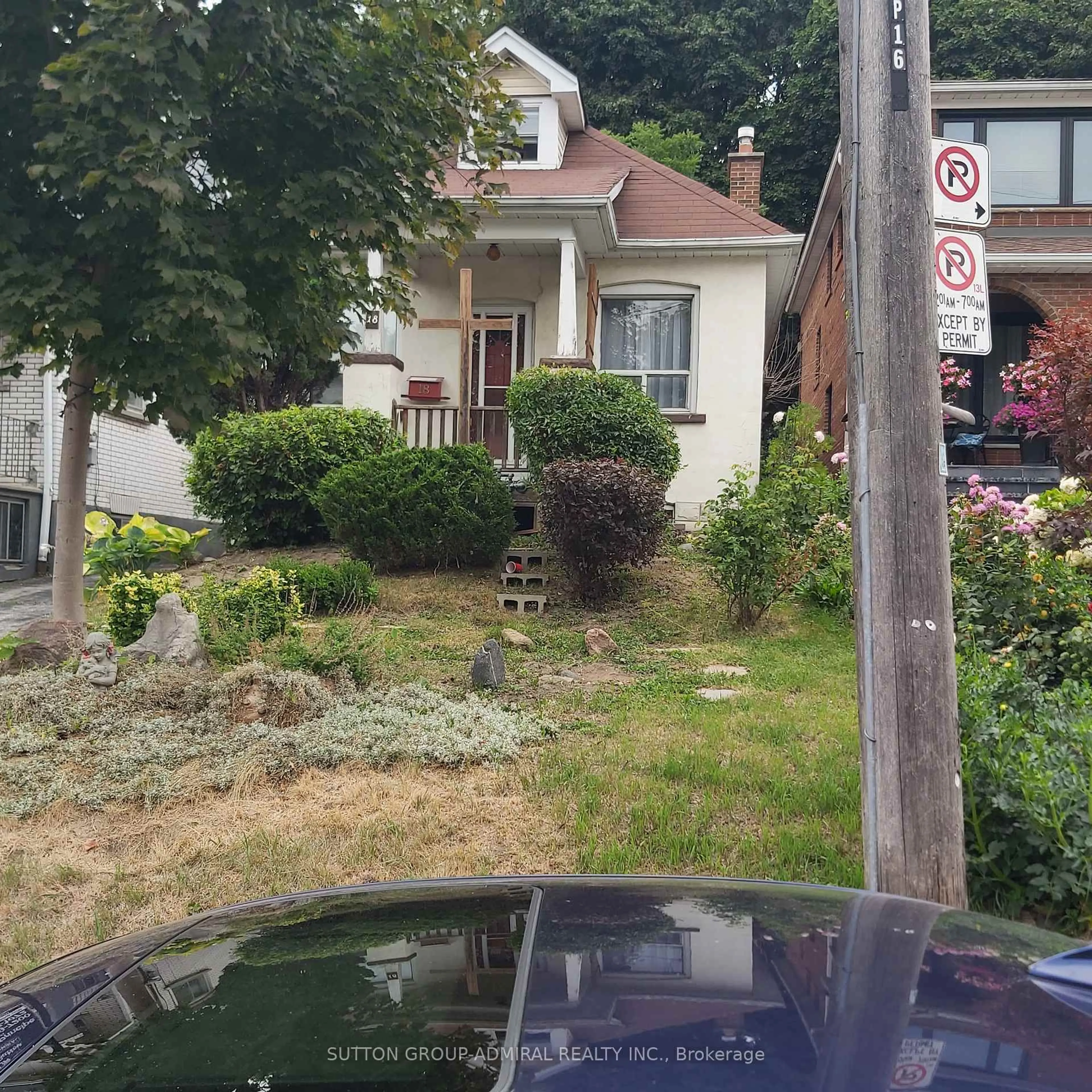 A pic from outside/outdoor area/front of a property/back of a property/a pic from drone, street for 18 Preston Rd, Toronto Ontario M6E 1Y7