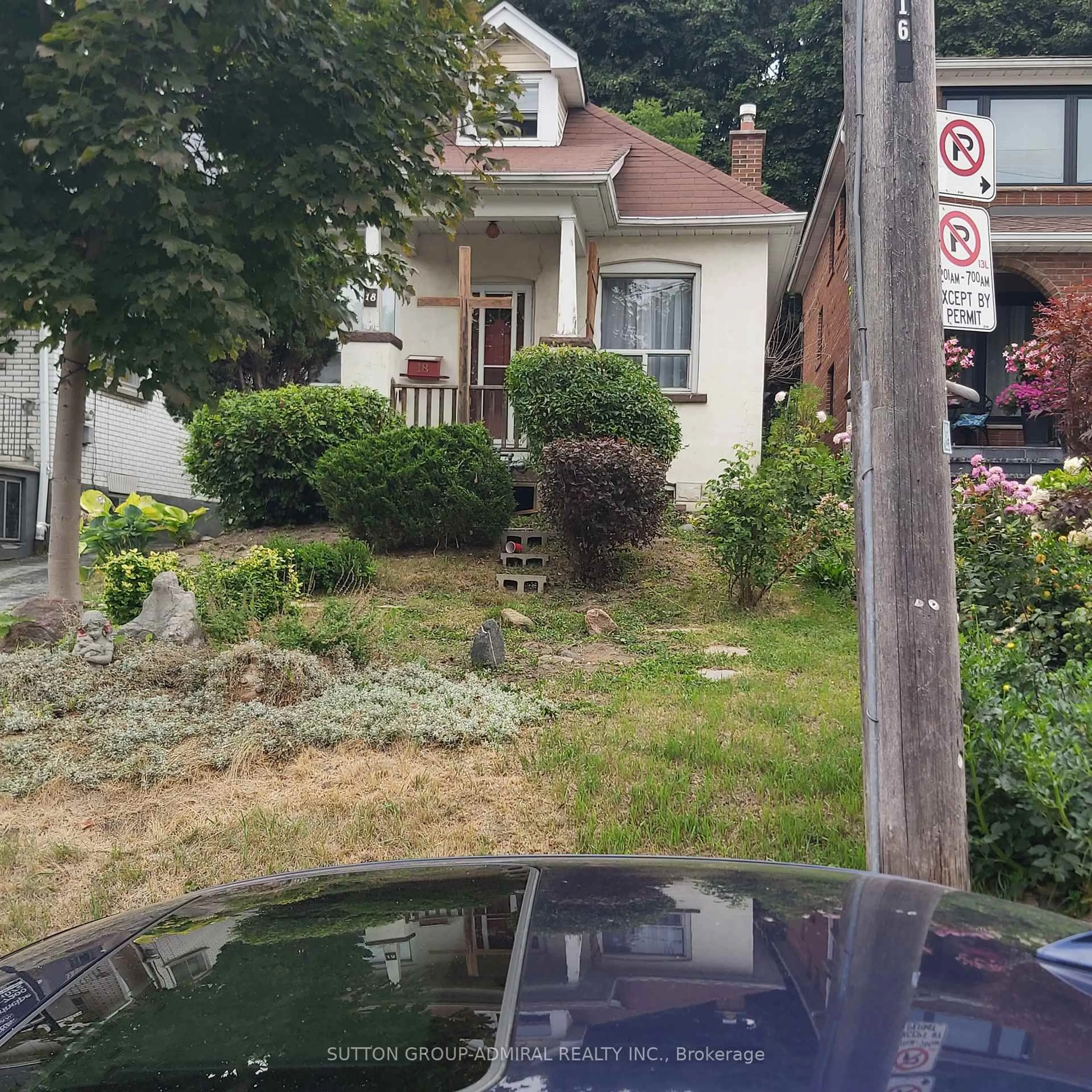 A pic from outside/outdoor area/front of a property/back of a property/a pic from drone, street for 18 Preston Rd, Toronto Ontario M6E 1Y7