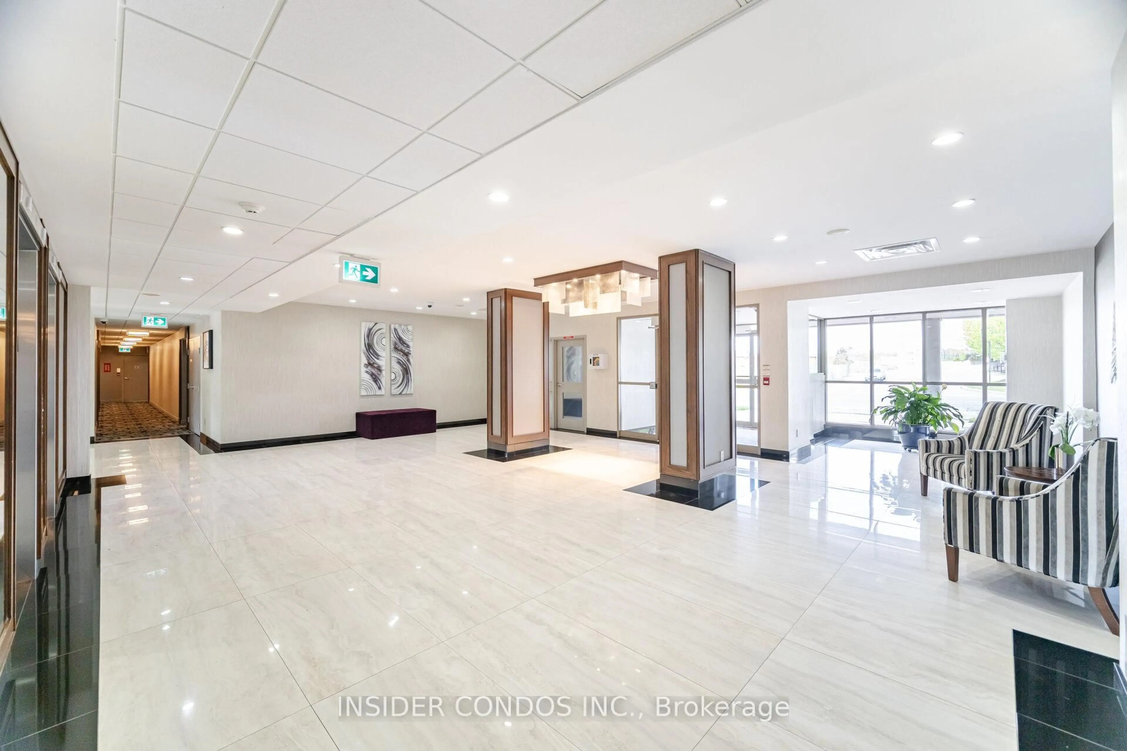 Indoor foyer for 350 Rathburn Rd #1402, Mississauga Ontario L5B 3Y2