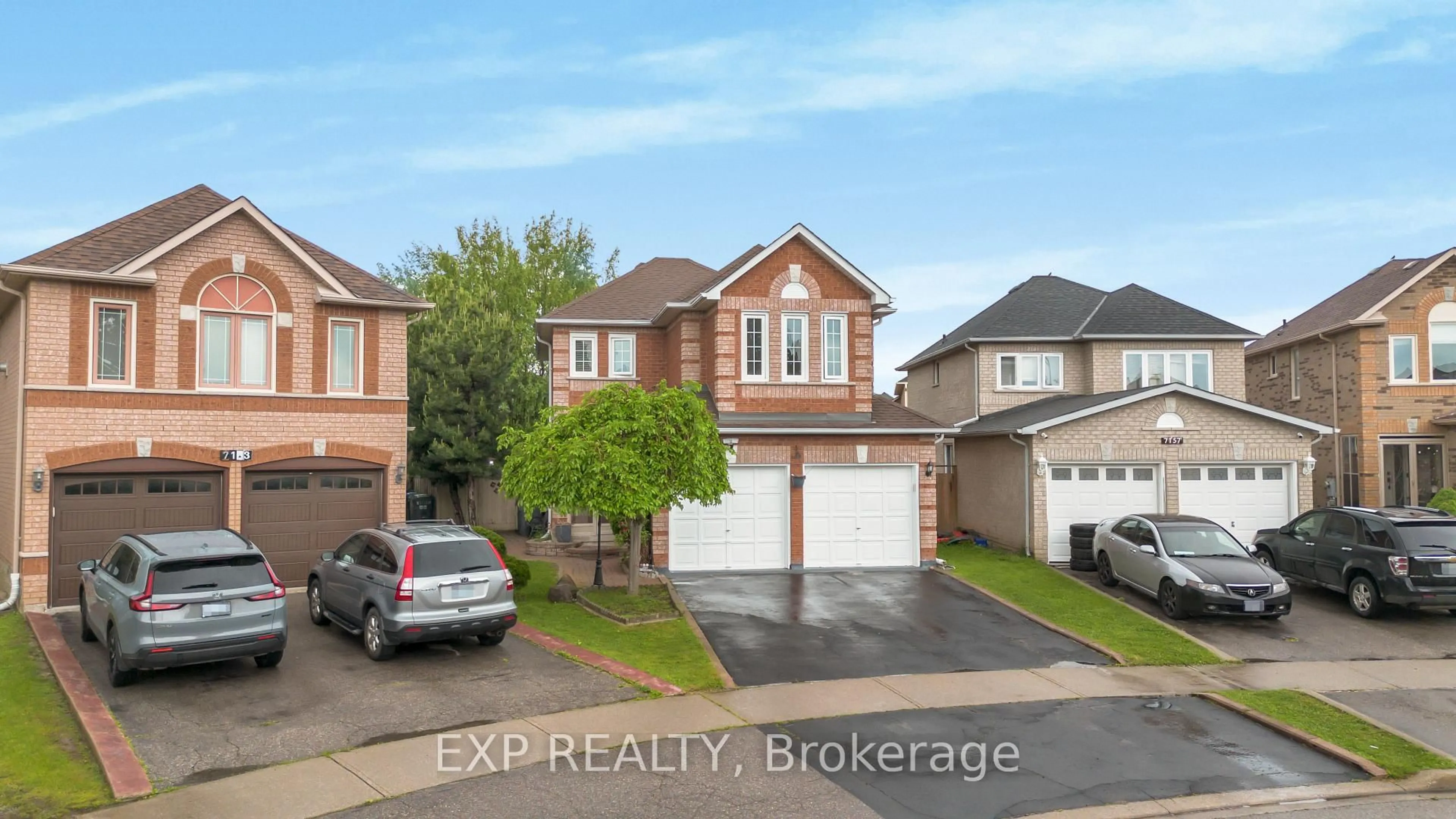 A pic from outside/outdoor area/front of a property/back of a property/a pic from drone, street for 7159 Spyglass Cres, Mississauga Ontario L5N 7H3