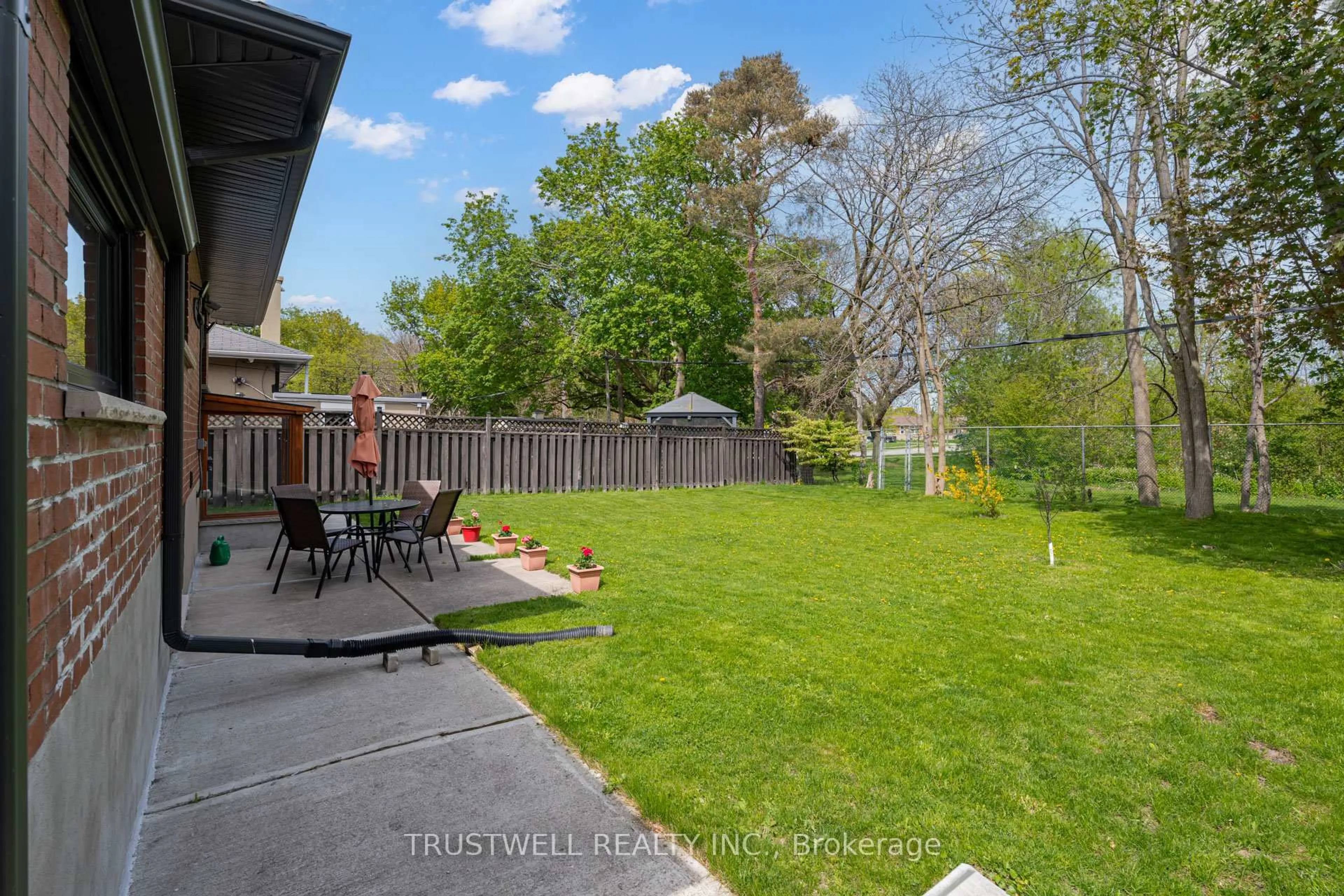 Patio, street for 101 Wincott Dr, Toronto Ontario M9R 2P5
