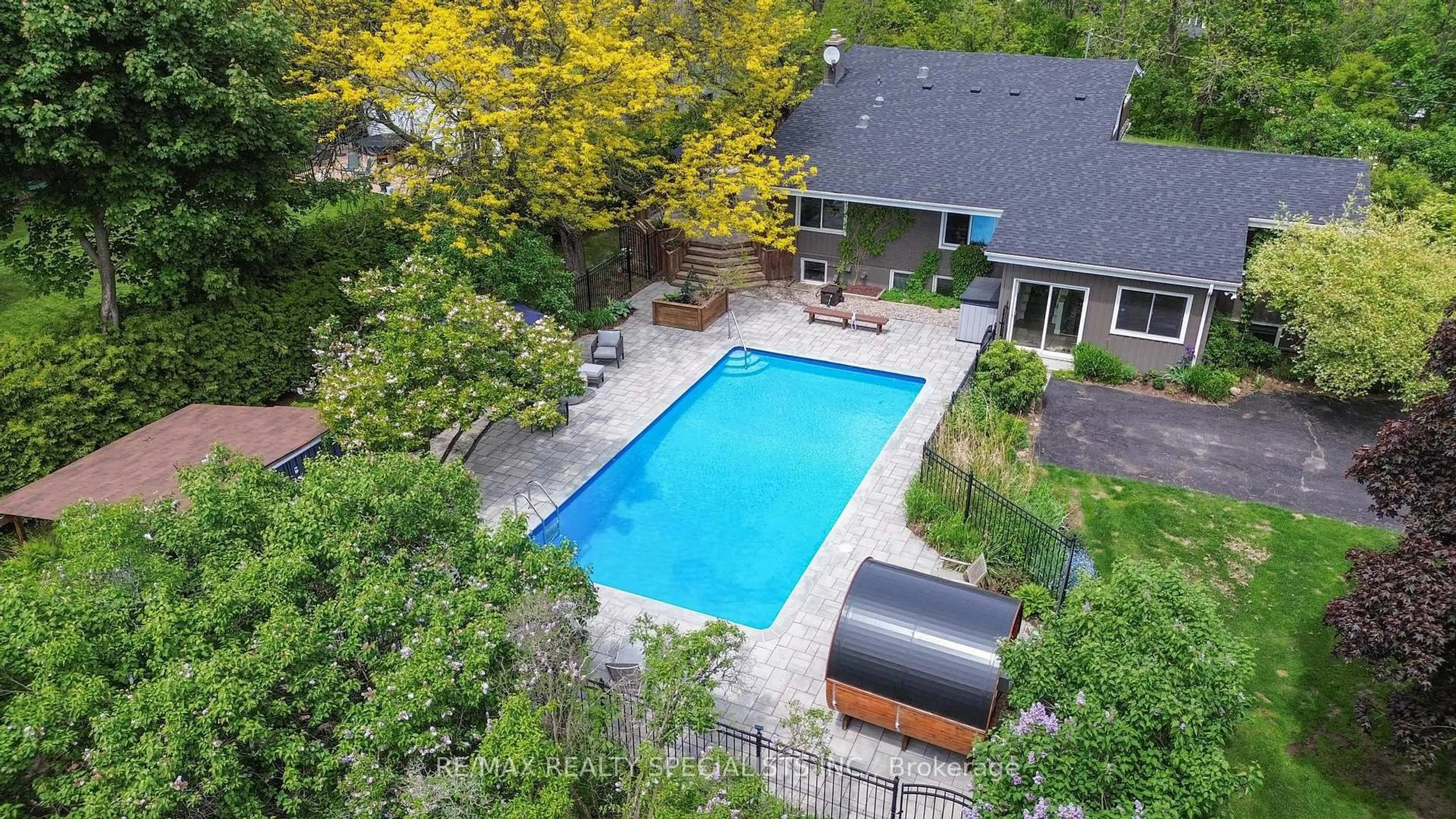 A pic from outside/outdoor area/front of a property/back of a property/a pic from drone, street for 15 Credit St, Halton Hills Ontario L7G 2W5