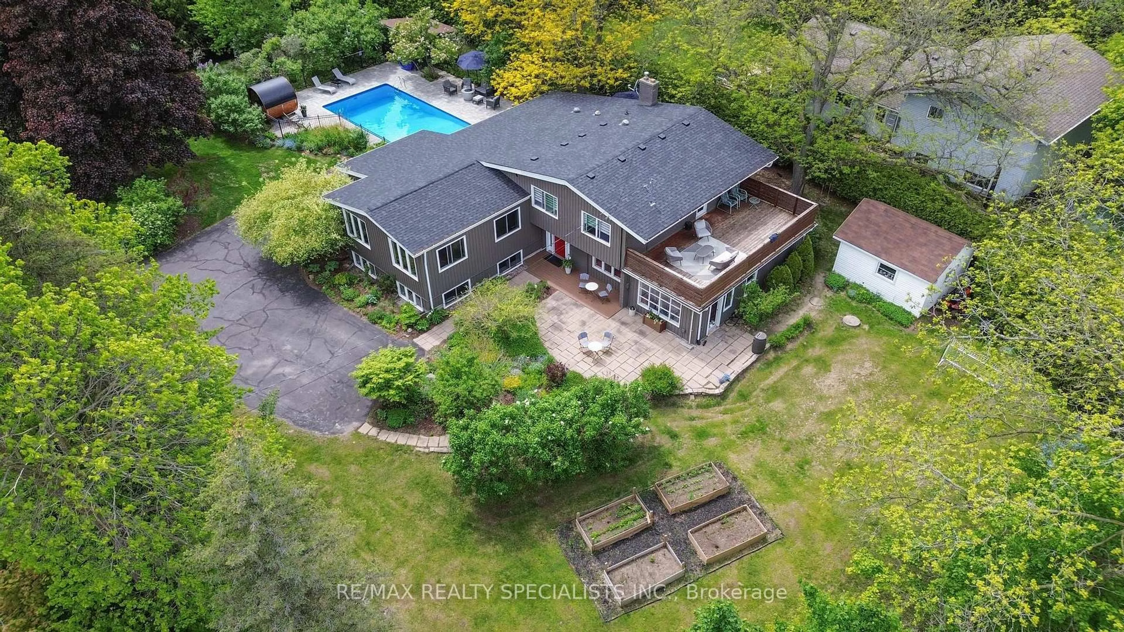 A pic from outside/outdoor area/front of a property/back of a property/a pic from drone, unknown for 15 Credit St, Halton Hills Ontario L7G 2W5