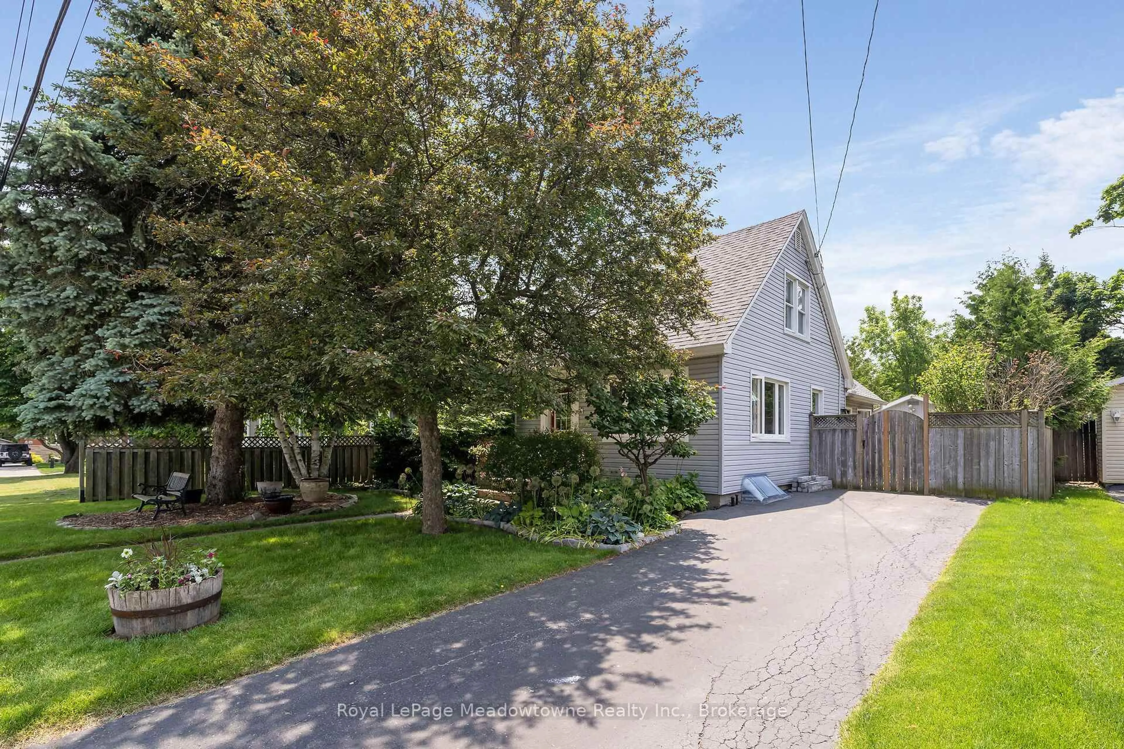 A pic from outside/outdoor area/front of a property/back of a property/a pic from drone, street for 24 Delrex Blvd, Halton Hills Ontario L7G 3X7