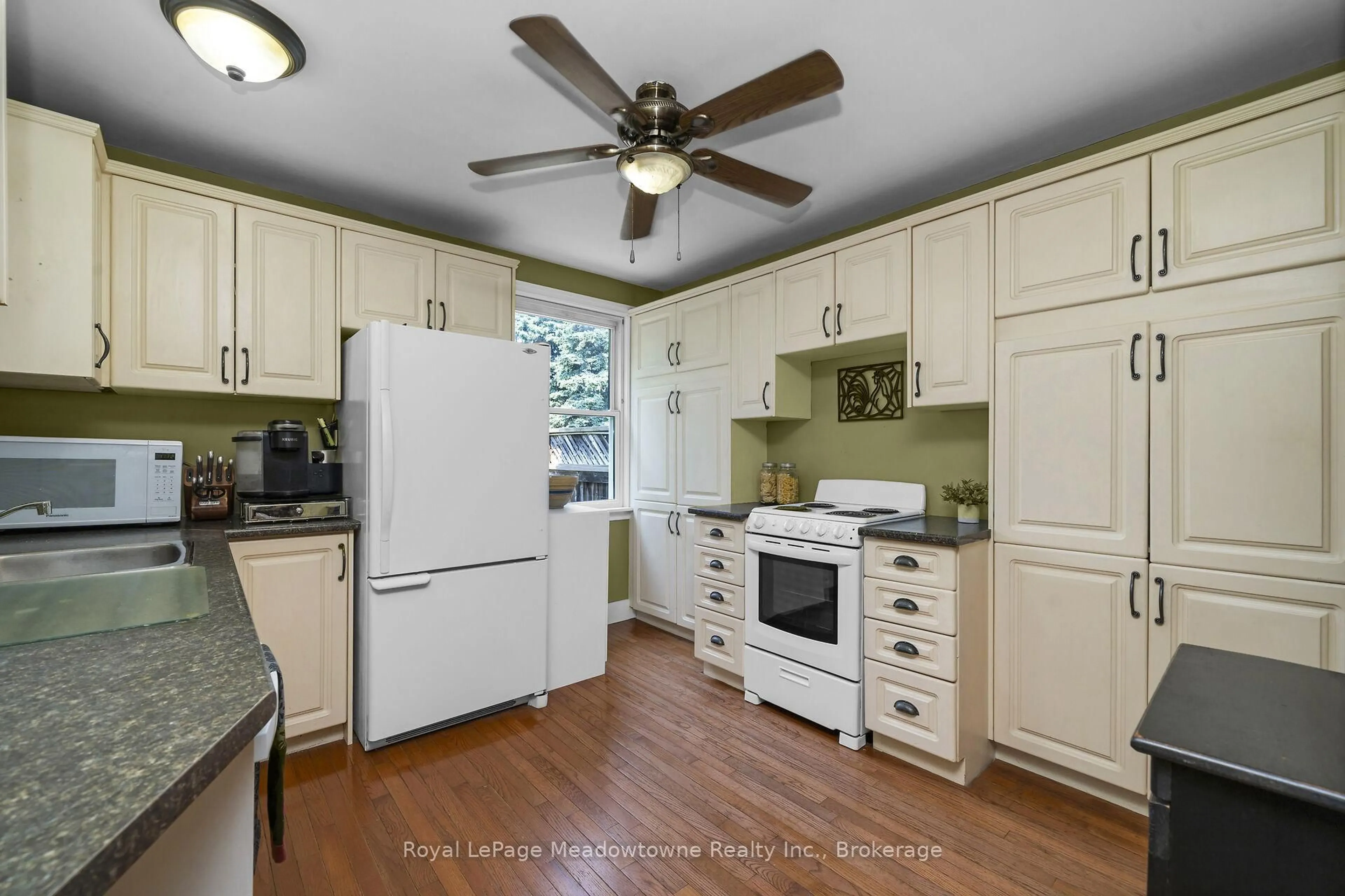 Standard kitchen, ceramic/tile floor for 24 Delrex Blvd, Halton Hills Ontario L7G 3X7