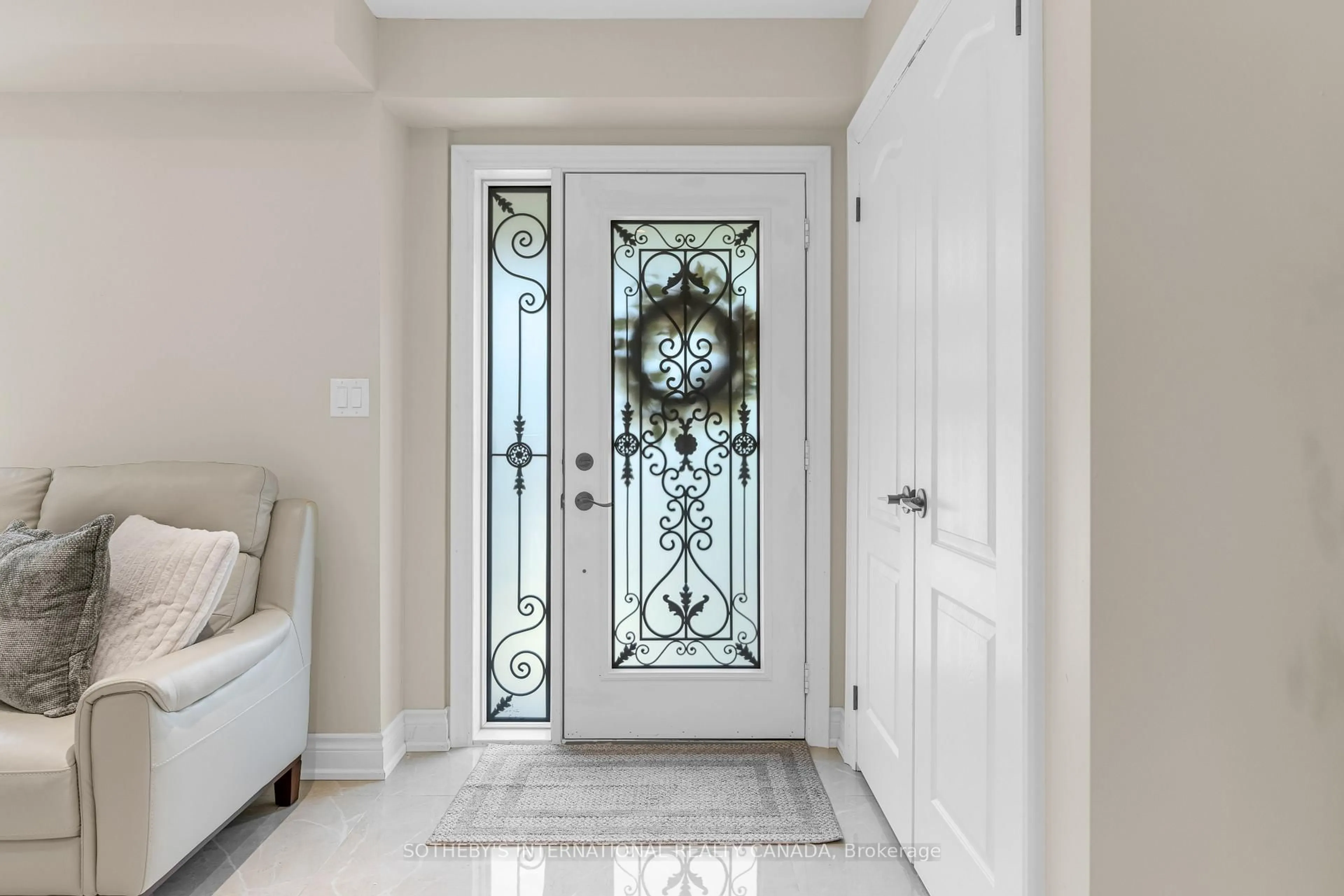 Indoor entryway for 3130 Robert Brown Blvd, Oakville Ontario L6M 0P5