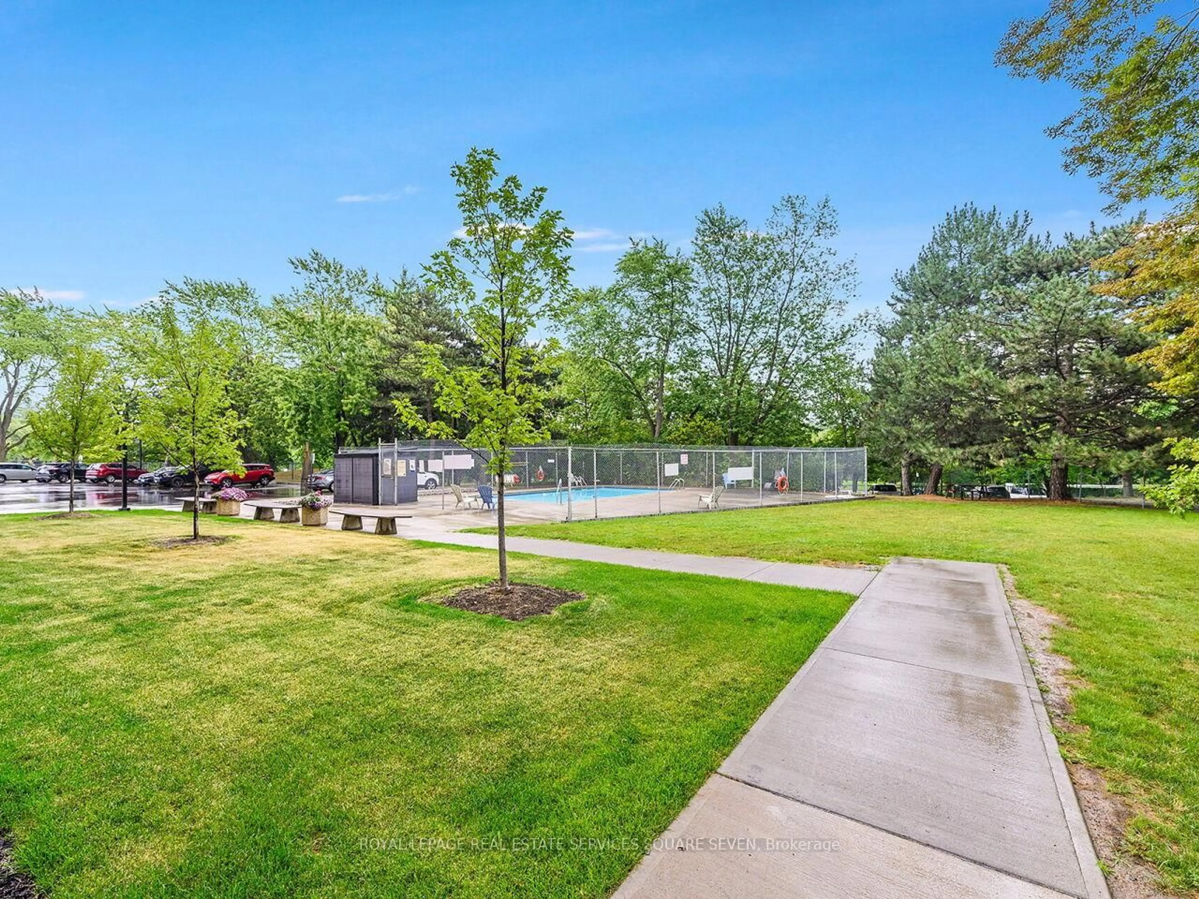 A pic from outside/outdoor area/front of a property/back of a property/a pic from drone, unknown for 3120 Kirwin Ave #1109, Mississauga Ontario L5A 3R2