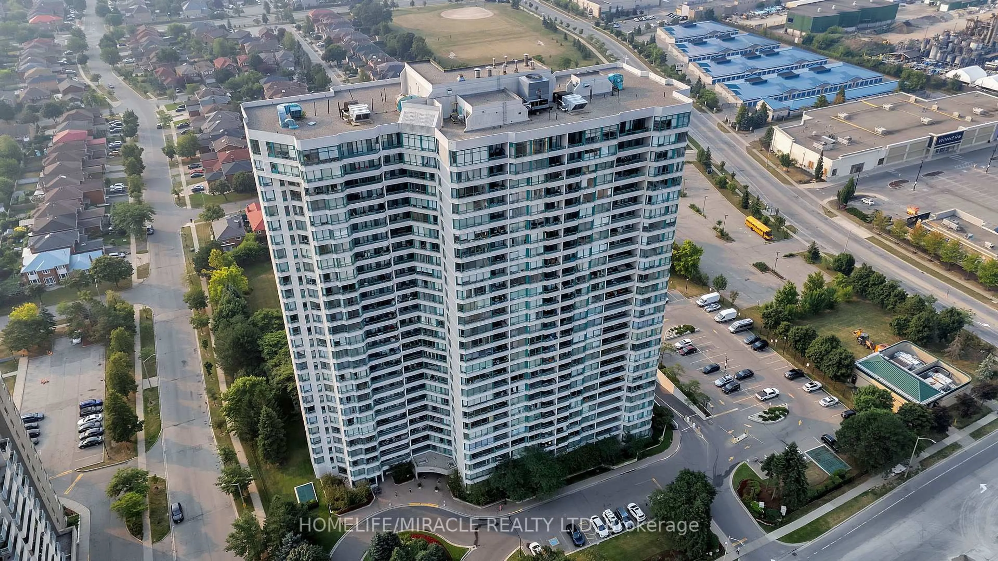 A pic from outside/outdoor area/front of a property/back of a property/a pic from drone, city buildings view from balcony for 550 Webb Dr #2009, Mississauga Ontario L5B 3Y4