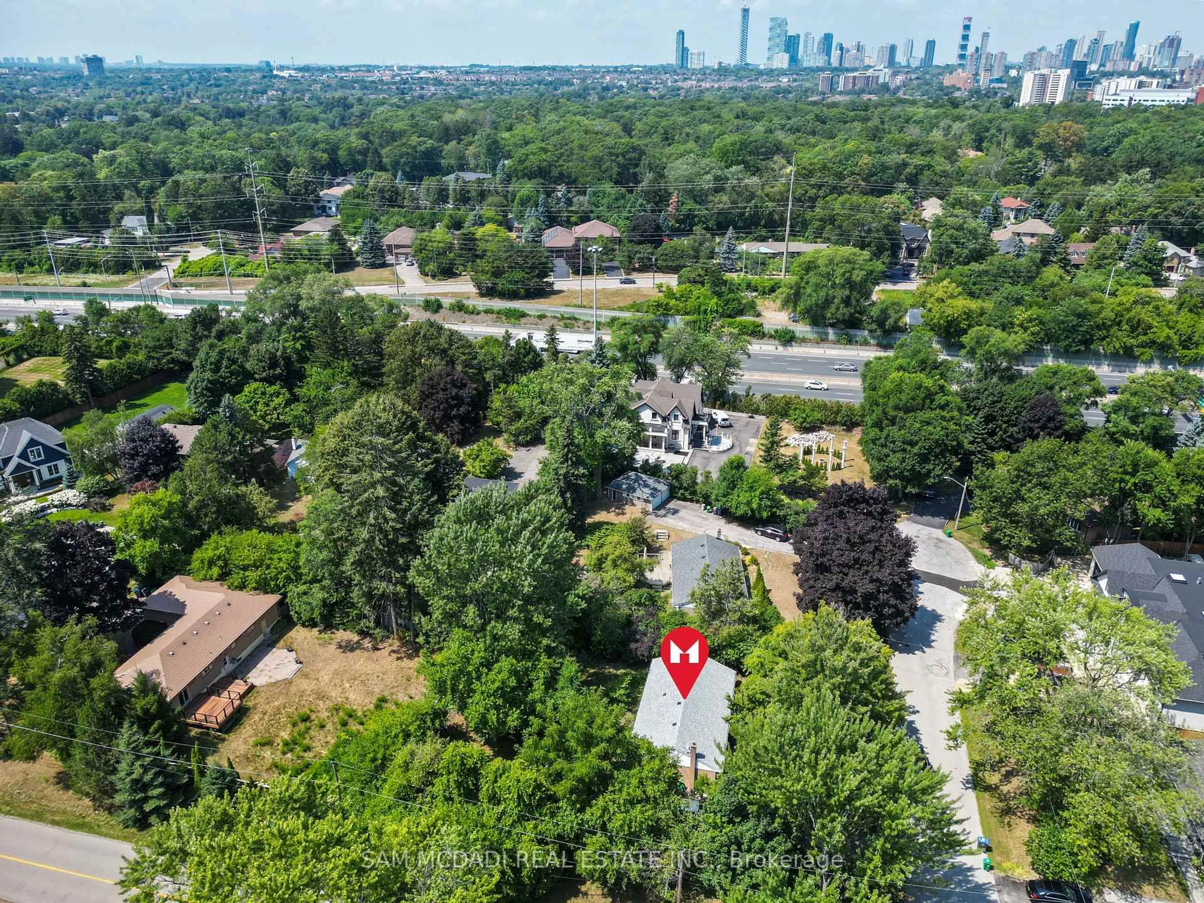 A pic from outside/outdoor area/front of a property/back of a property/a pic from drone, city buildings view from balcony for 1610 Magenta Crt, Mississauga Ontario L5G 3A7