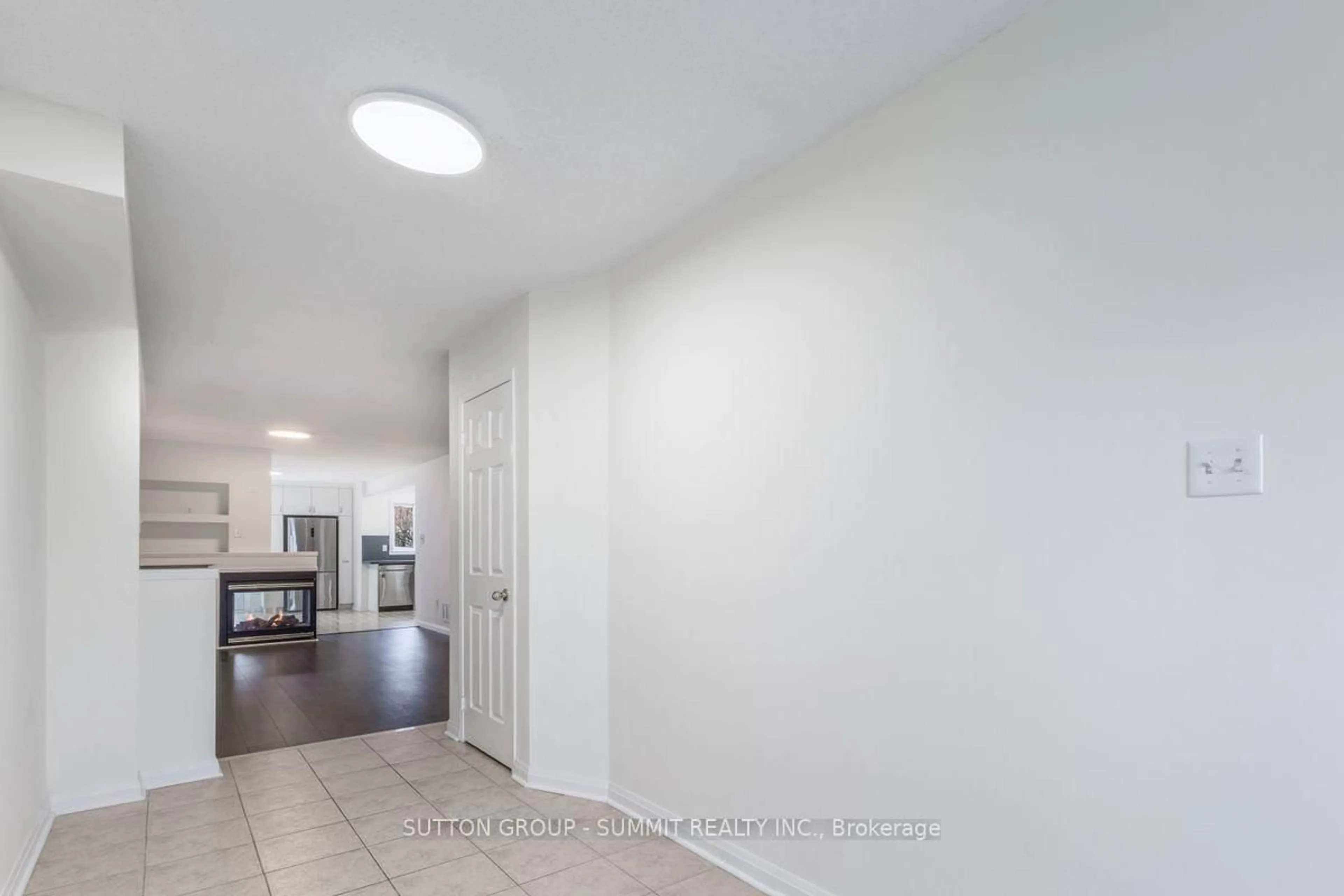 Indoor entryway for 5144 Porter St, Burlington Ontario L7L 6K8