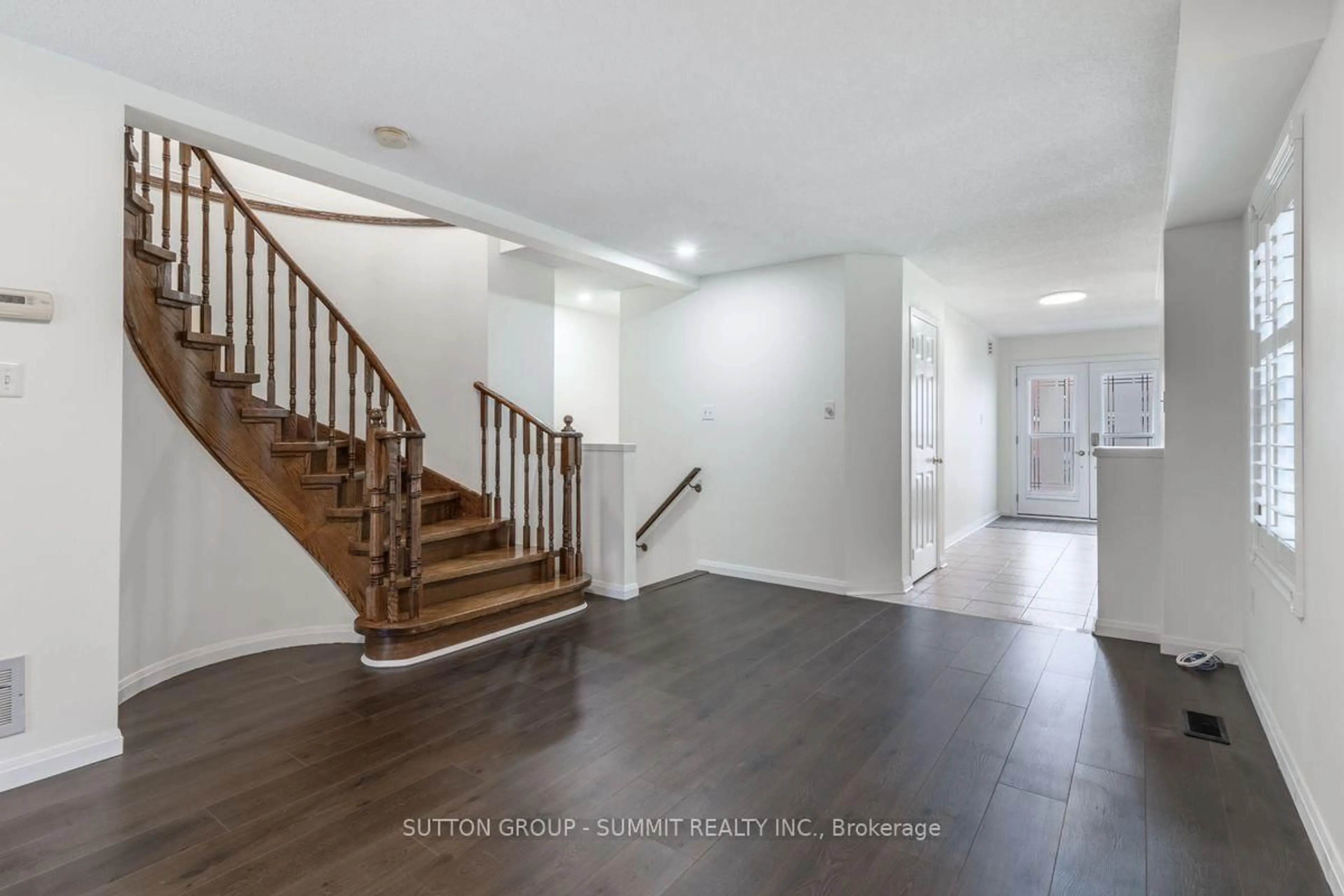Indoor entryway for 5144 Porter St, Burlington Ontario L7L 6K8