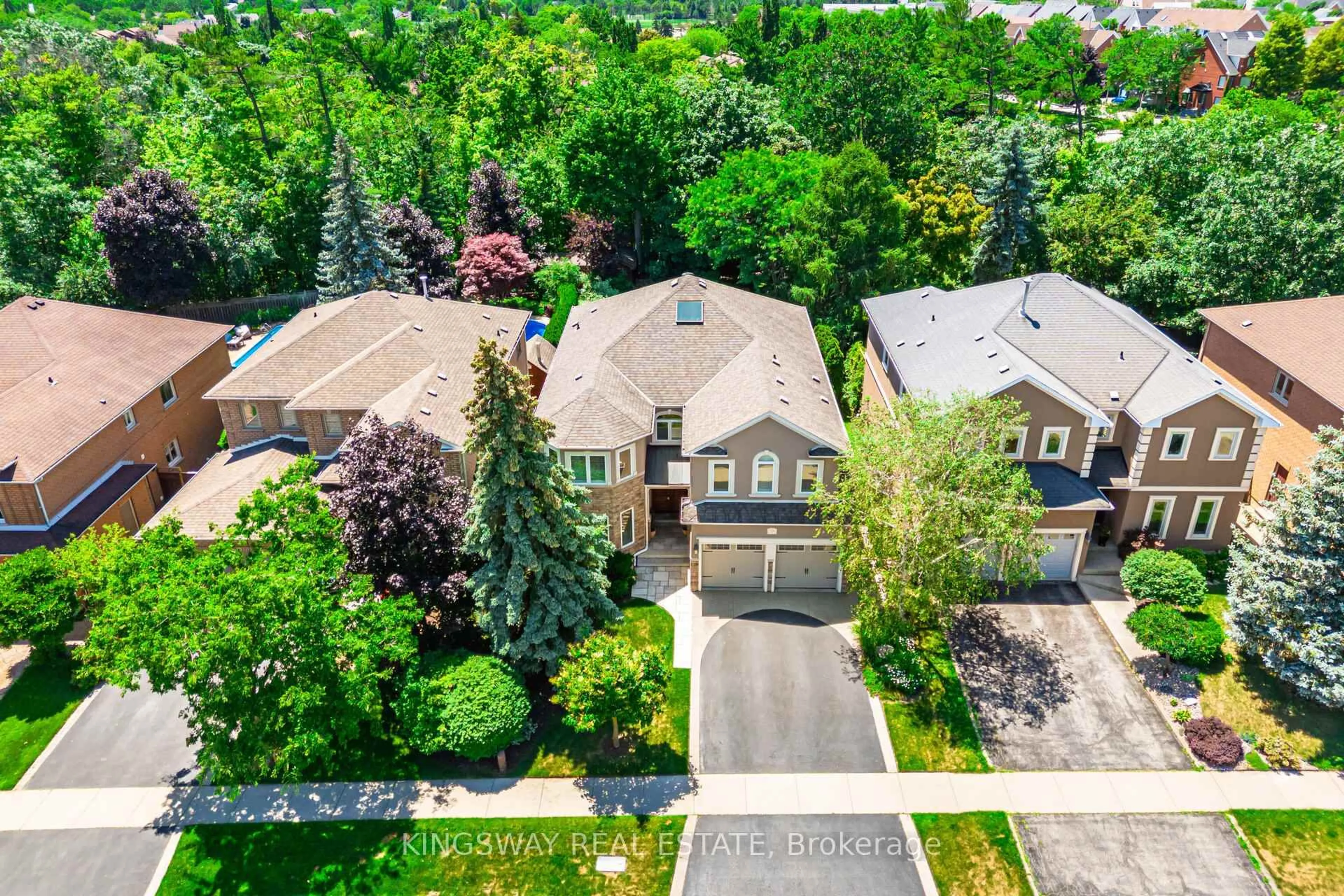 A pic from outside/outdoor area/front of a property/back of a property/a pic from drone, street for 2246 Grand Ravine Dr, Oakville Ontario L6H 6B1