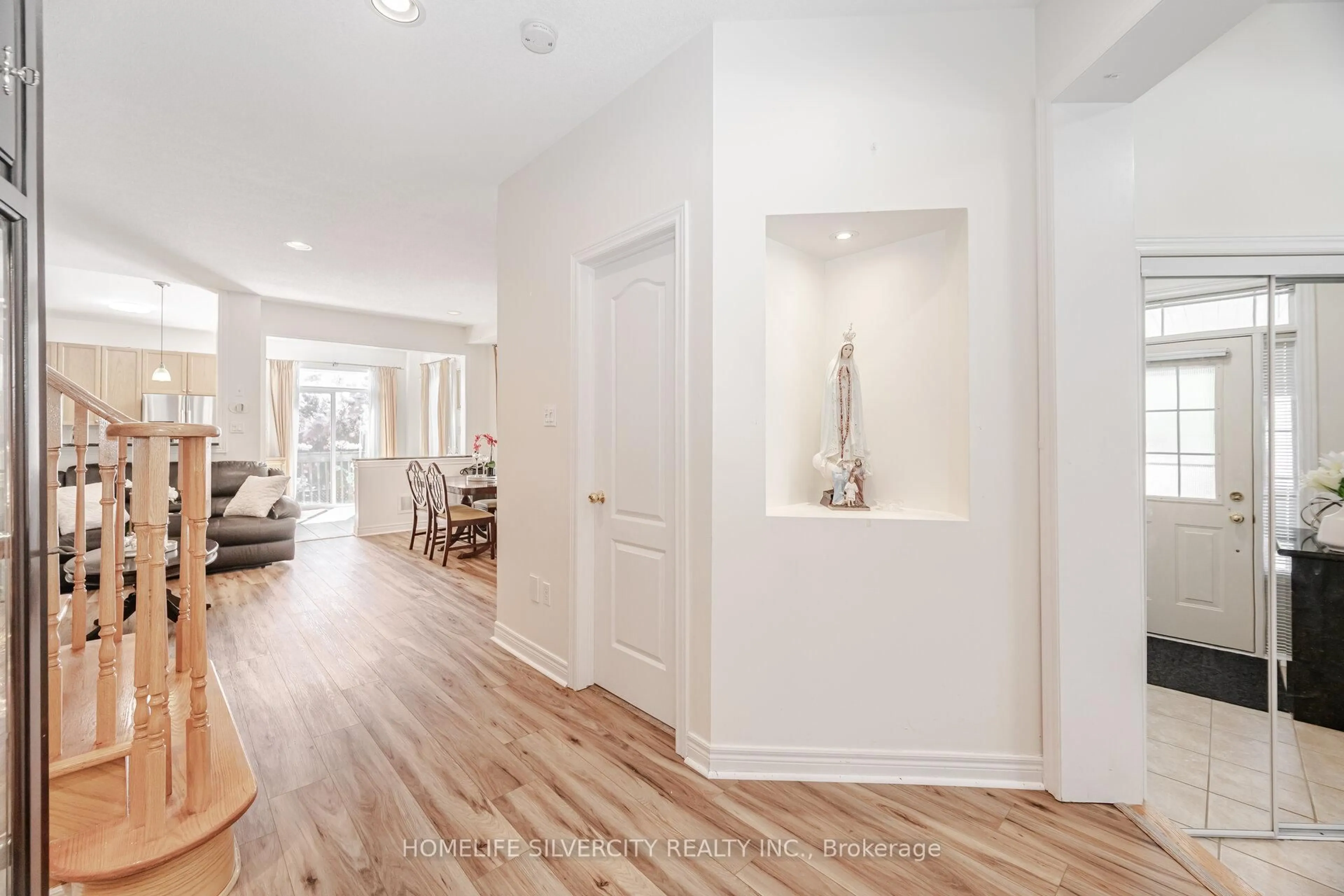 Indoor entryway for 31 Rocky Point Cres, Brampton Ontario L6V 4R7