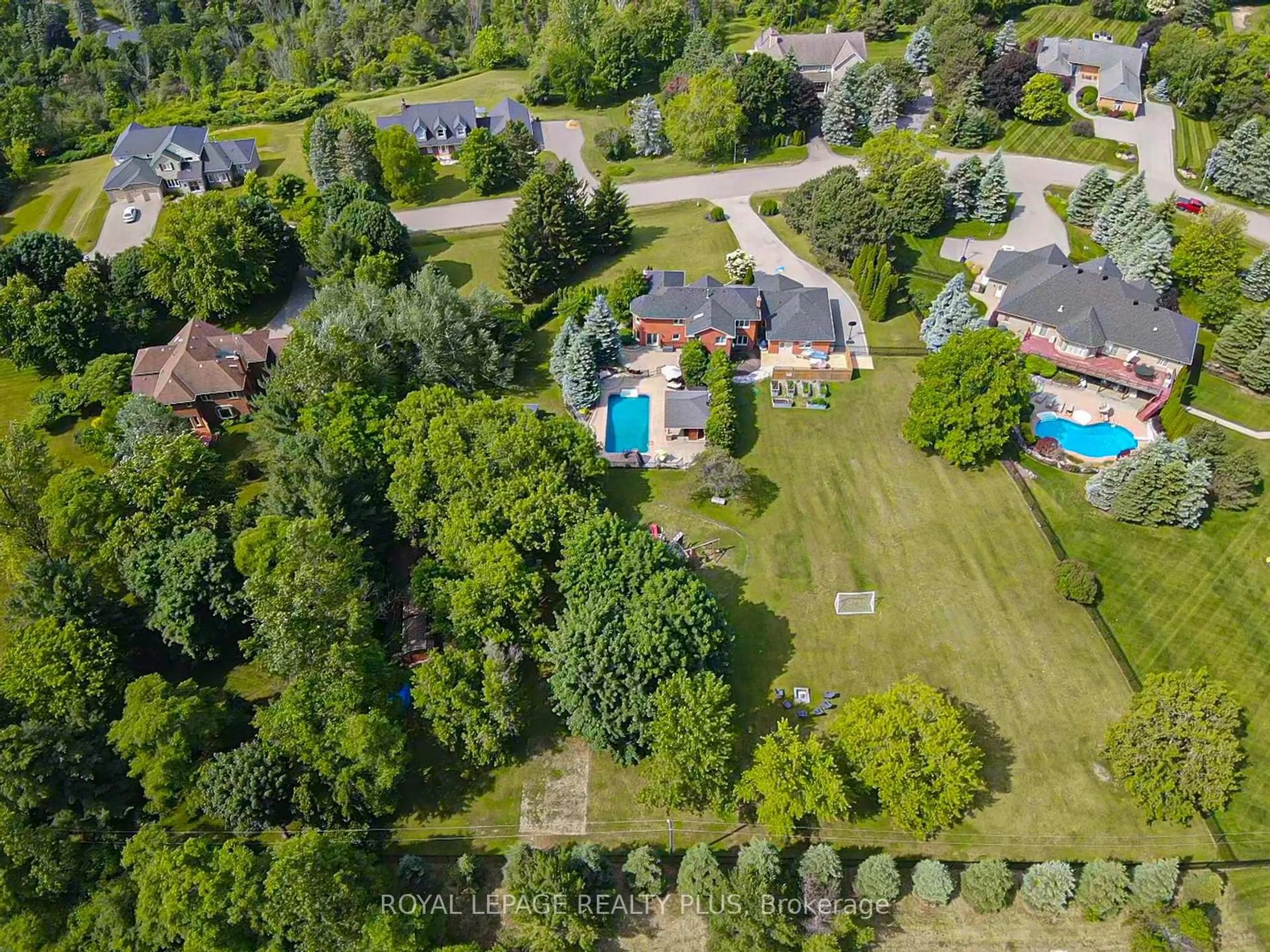 A pic from outside/outdoor area/front of a property/back of a property/a pic from drone, unknown for 5 Coates Hill Crt, Caledon Ontario L7E 0N5