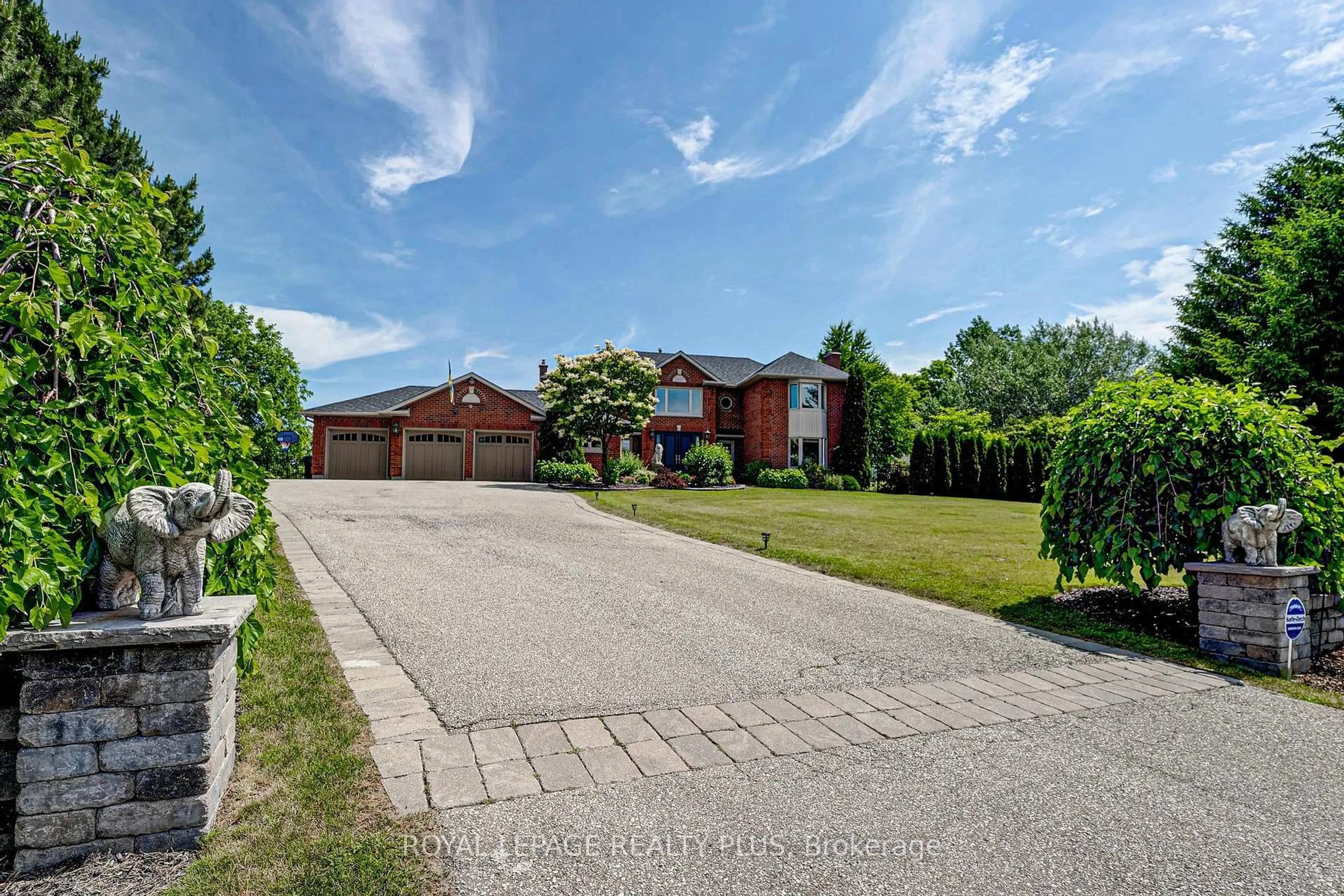 A pic from outside/outdoor area/front of a property/back of a property/a pic from drone, street for 5 Coates Hill Crt, Caledon Ontario L7E 0N5