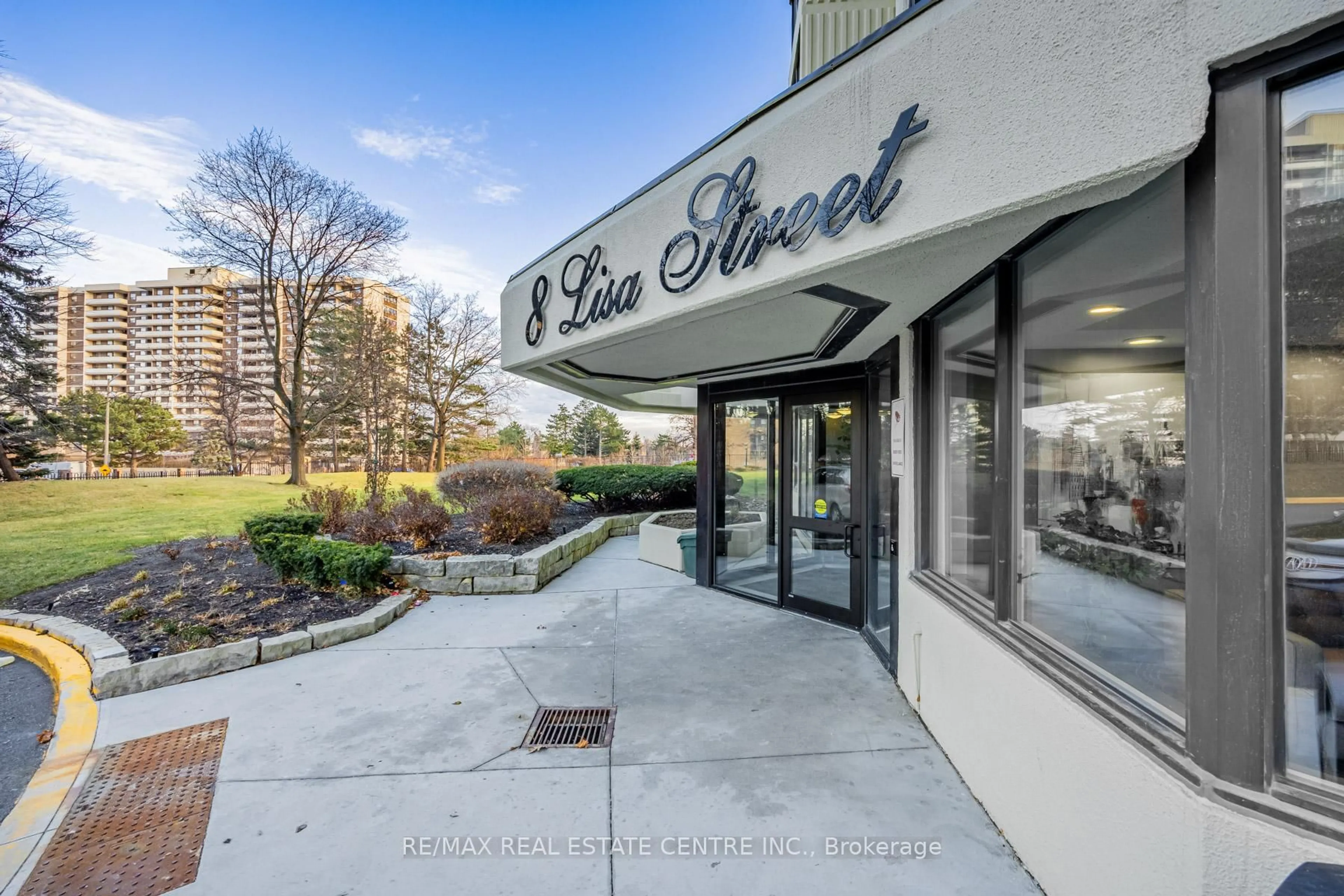 Indoor foyer for 8 Lisa St #403, Brampton Ontario L6T 4S6