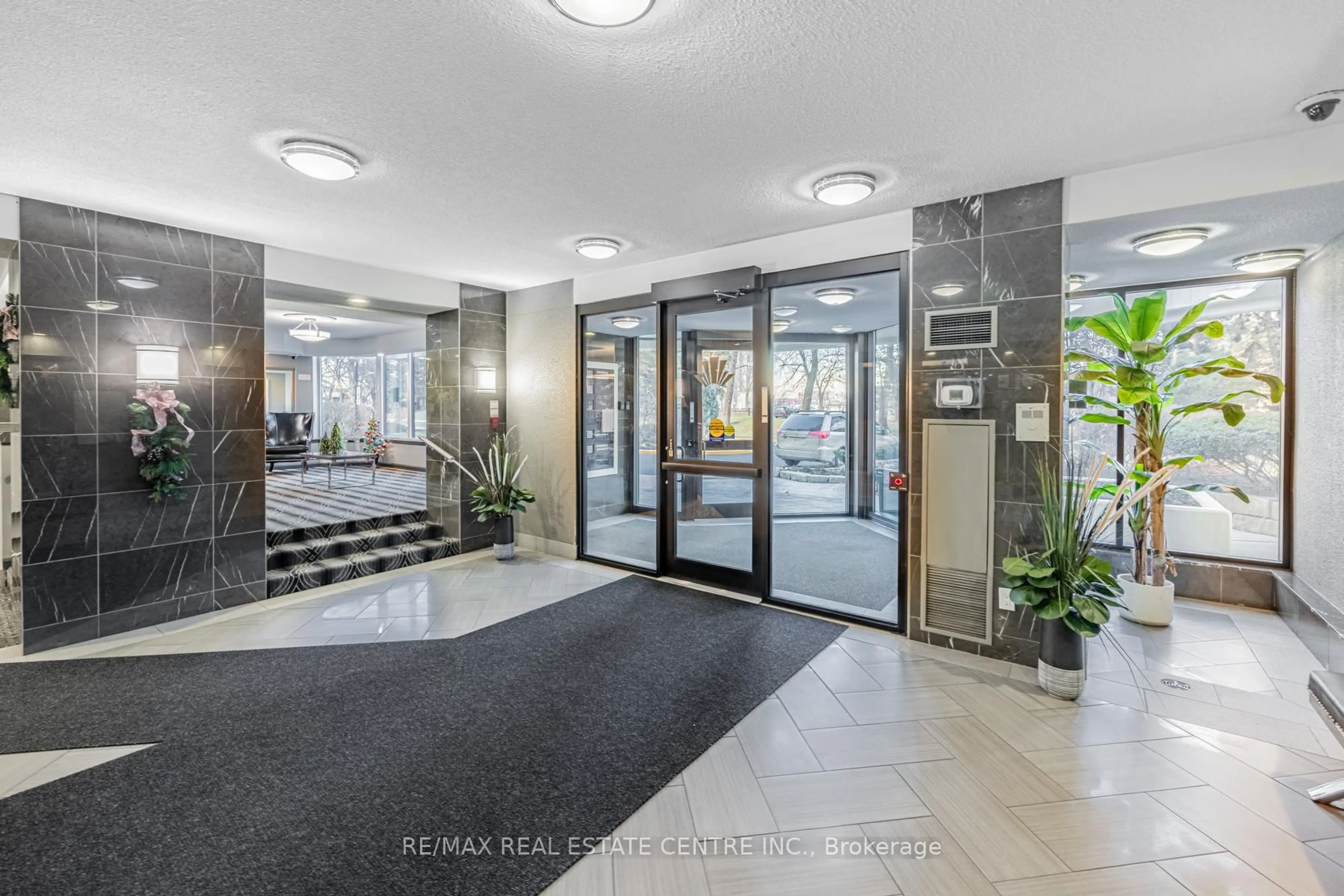 Indoor foyer for 8 Lisa St #403, Brampton Ontario L6T 4S6