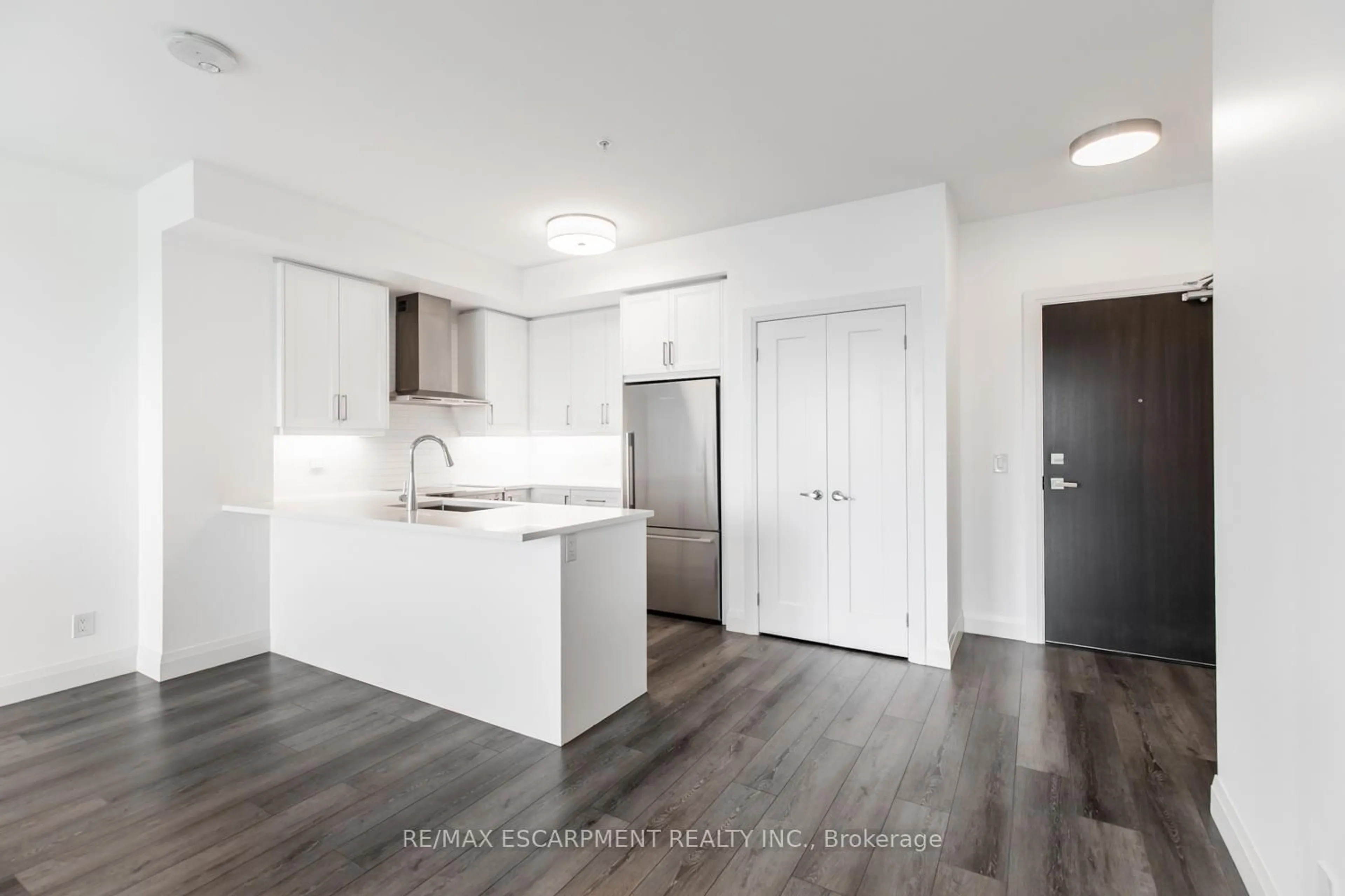 Open concept kitchen, wood/laminate floor for 500 Brock Ave #906, Burlington Ontario L7S 0A5