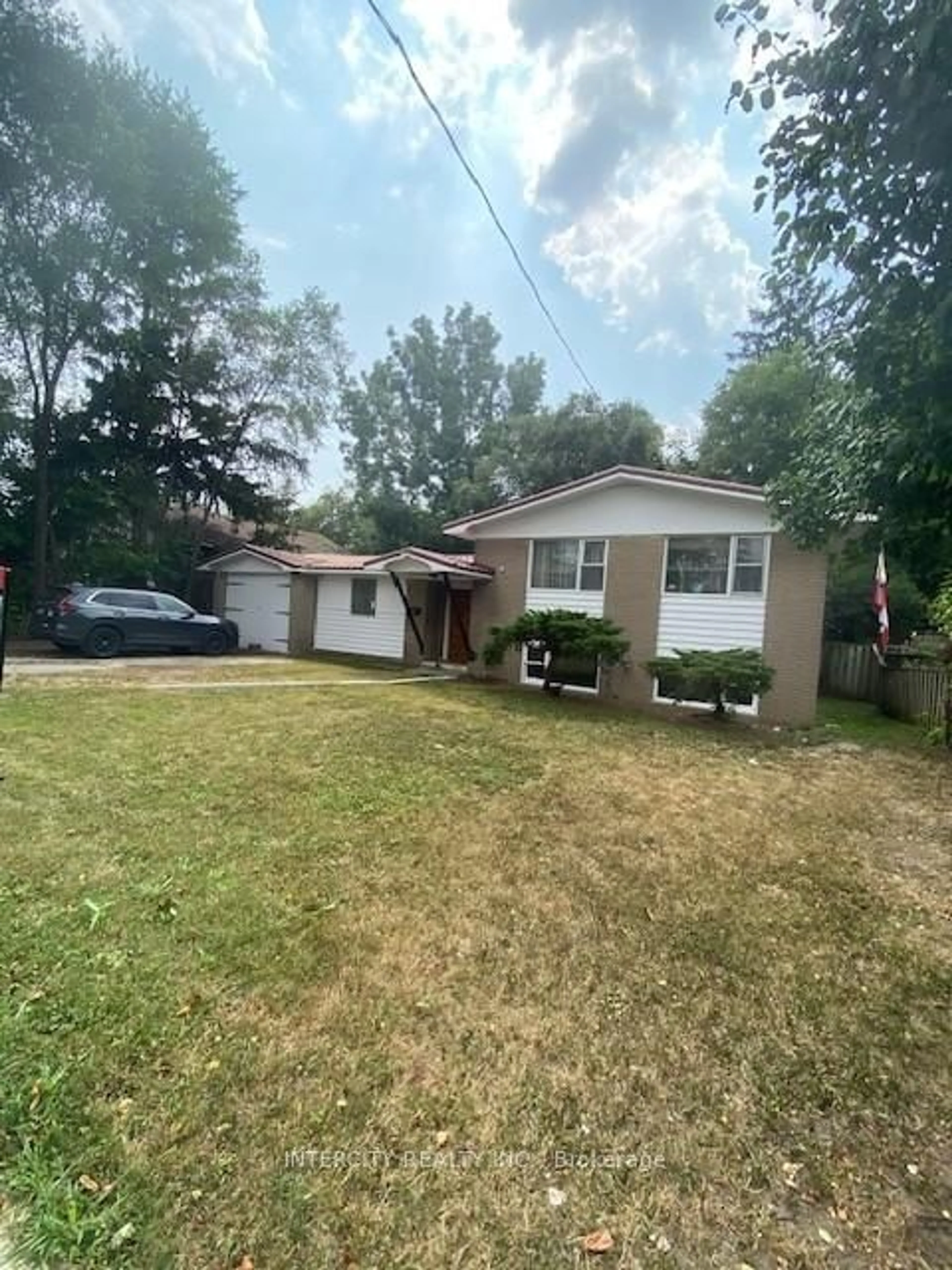 A pic from outside/outdoor area/front of a property/back of a property/a pic from drone, street for 63 Centre North St, Brampton Ontario L6V 1T1