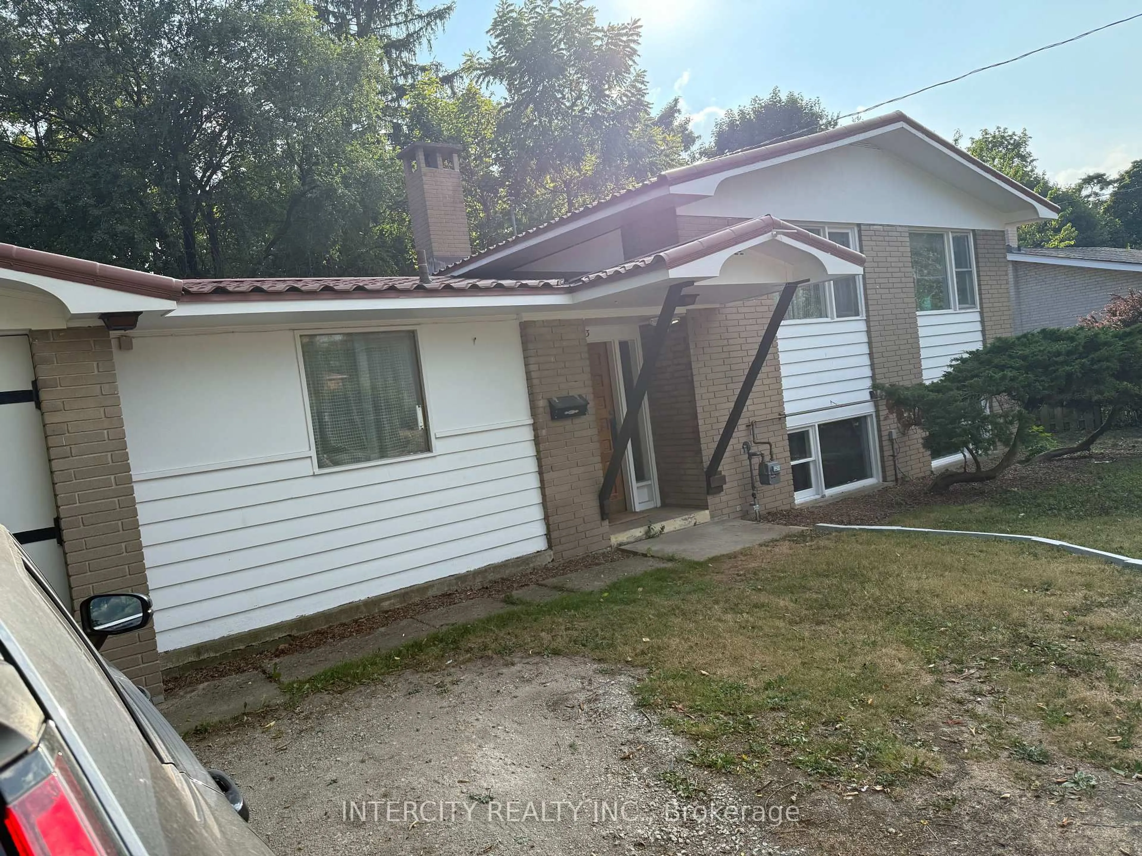Unknown for 63 Centre North St, Brampton Ontario L6V 1T1