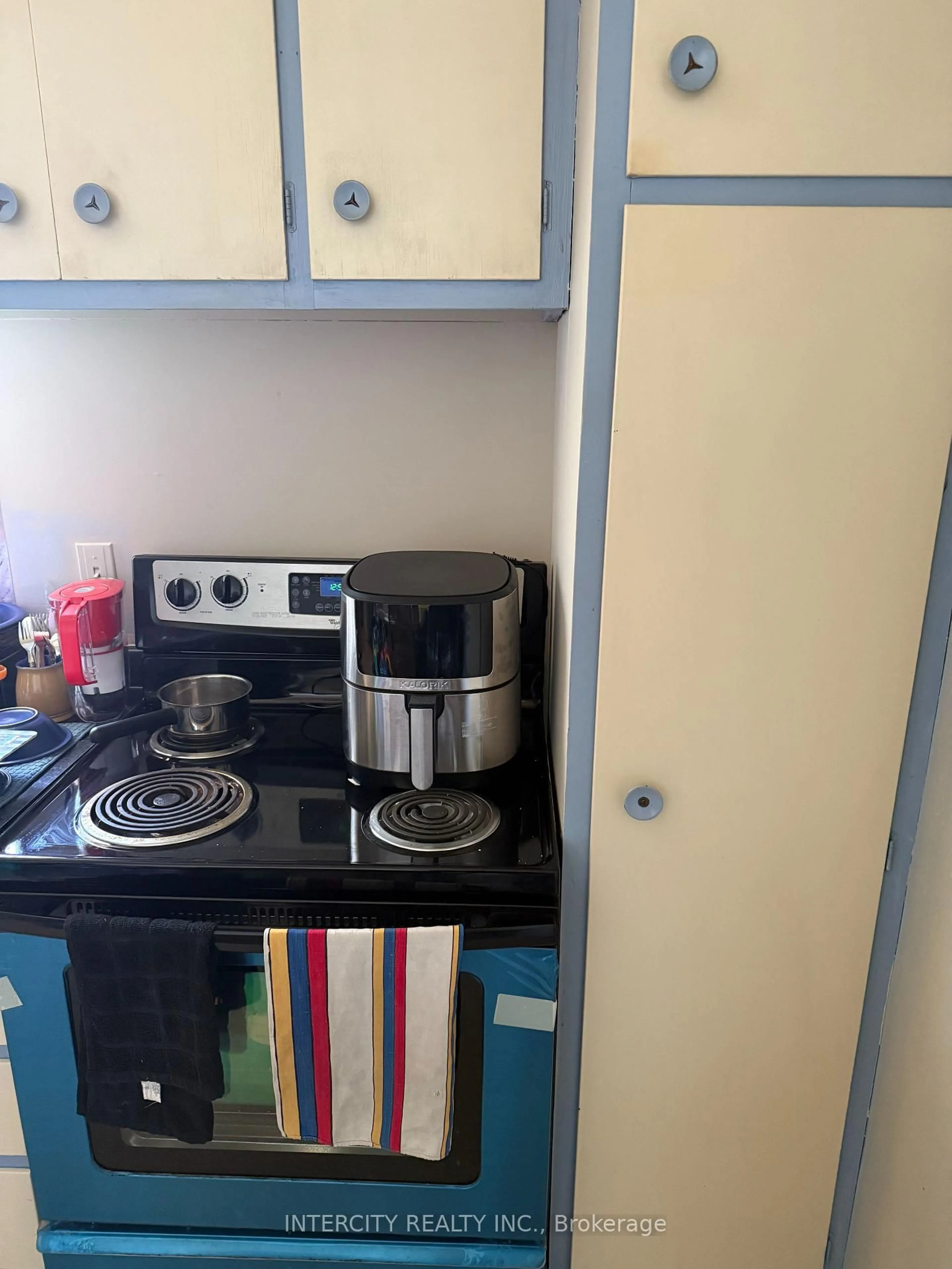 Standard kitchen, unknown for 63 Centre North St, Brampton Ontario L6V 1T1