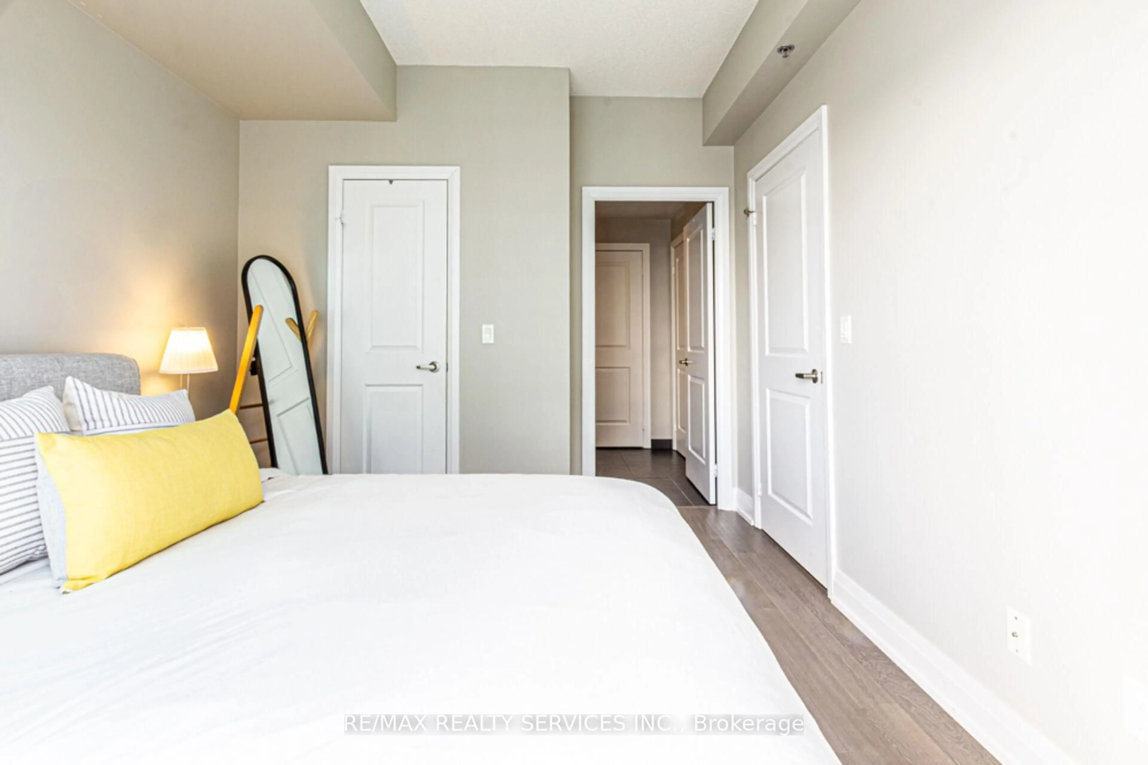 A pic of a room for 65 Speers Rd #1507, Oakville Ontario L6K 0J1