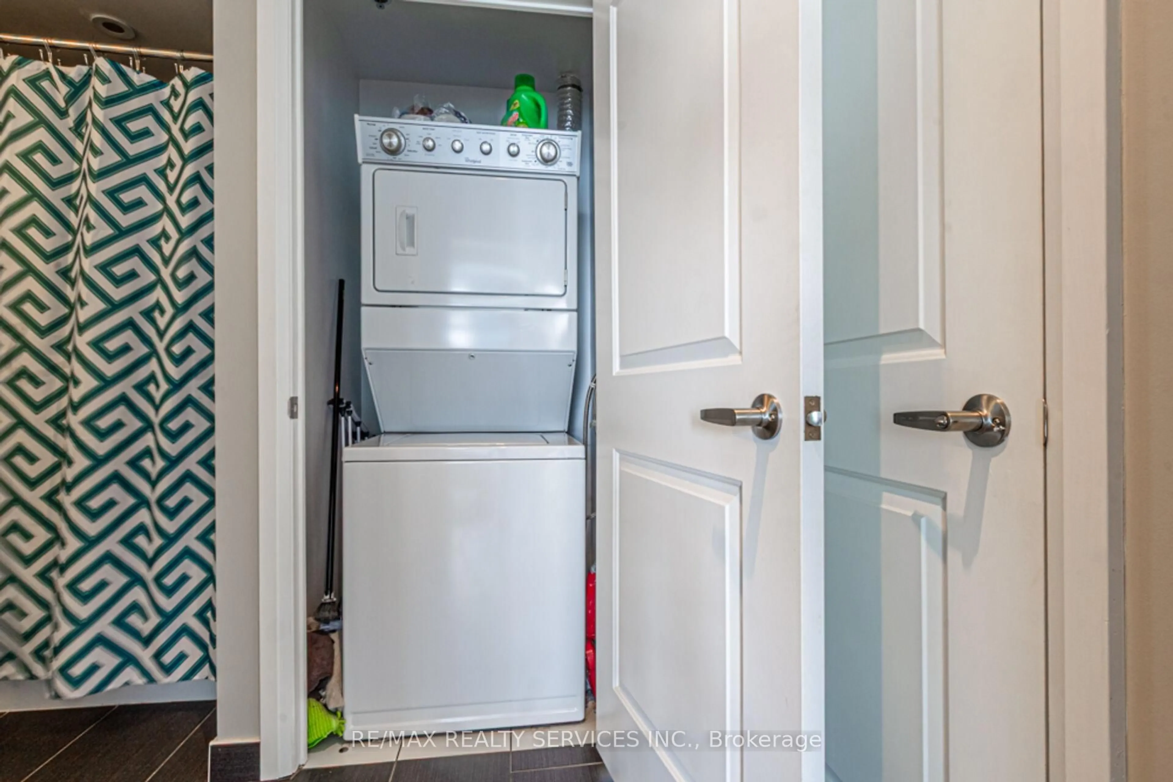 Laundry room for 65 Speers Rd #1507, Oakville Ontario L6K 0J1