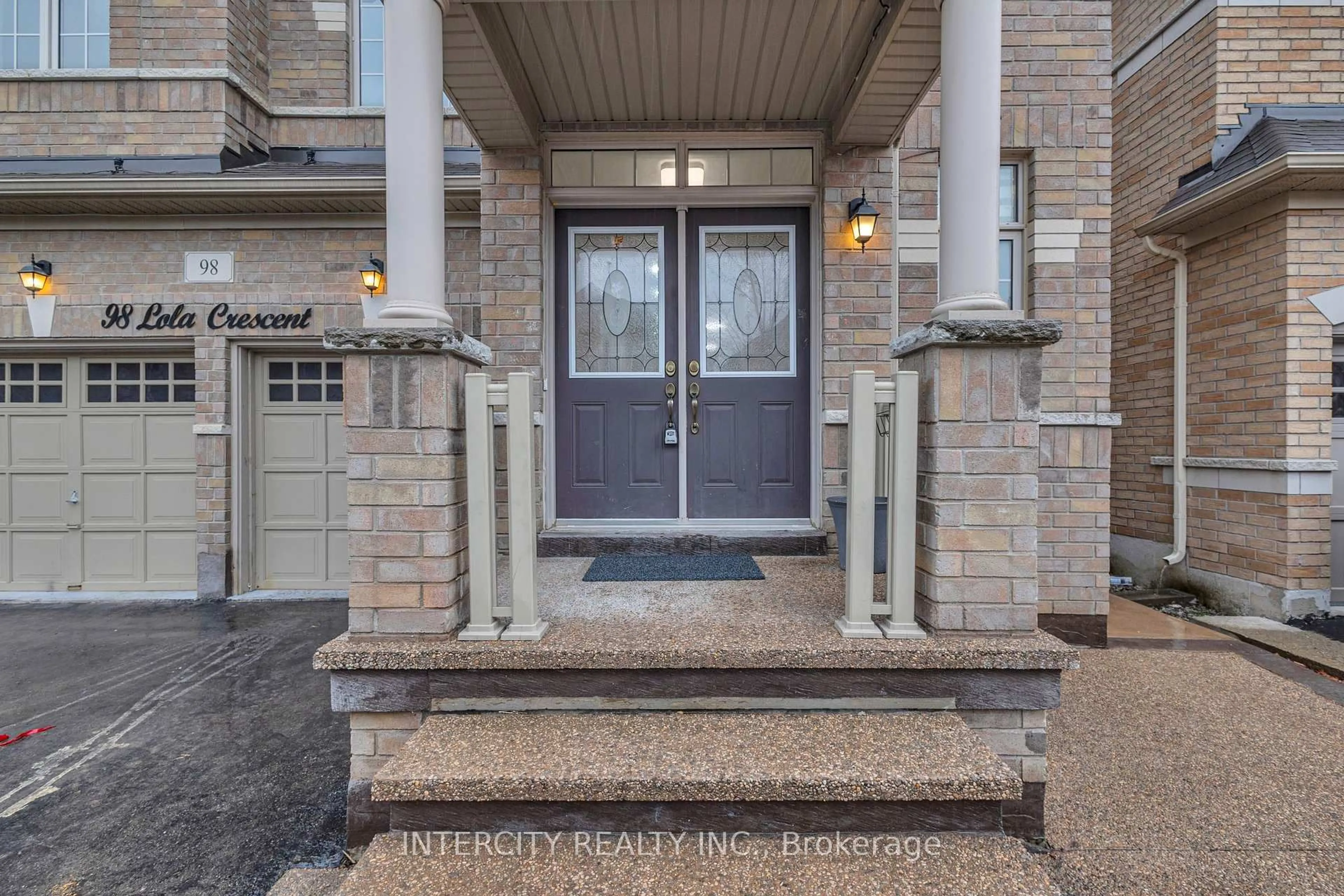 Indoor entryway for 98 Lola Cres, Brampton Ontario L7A 0A8