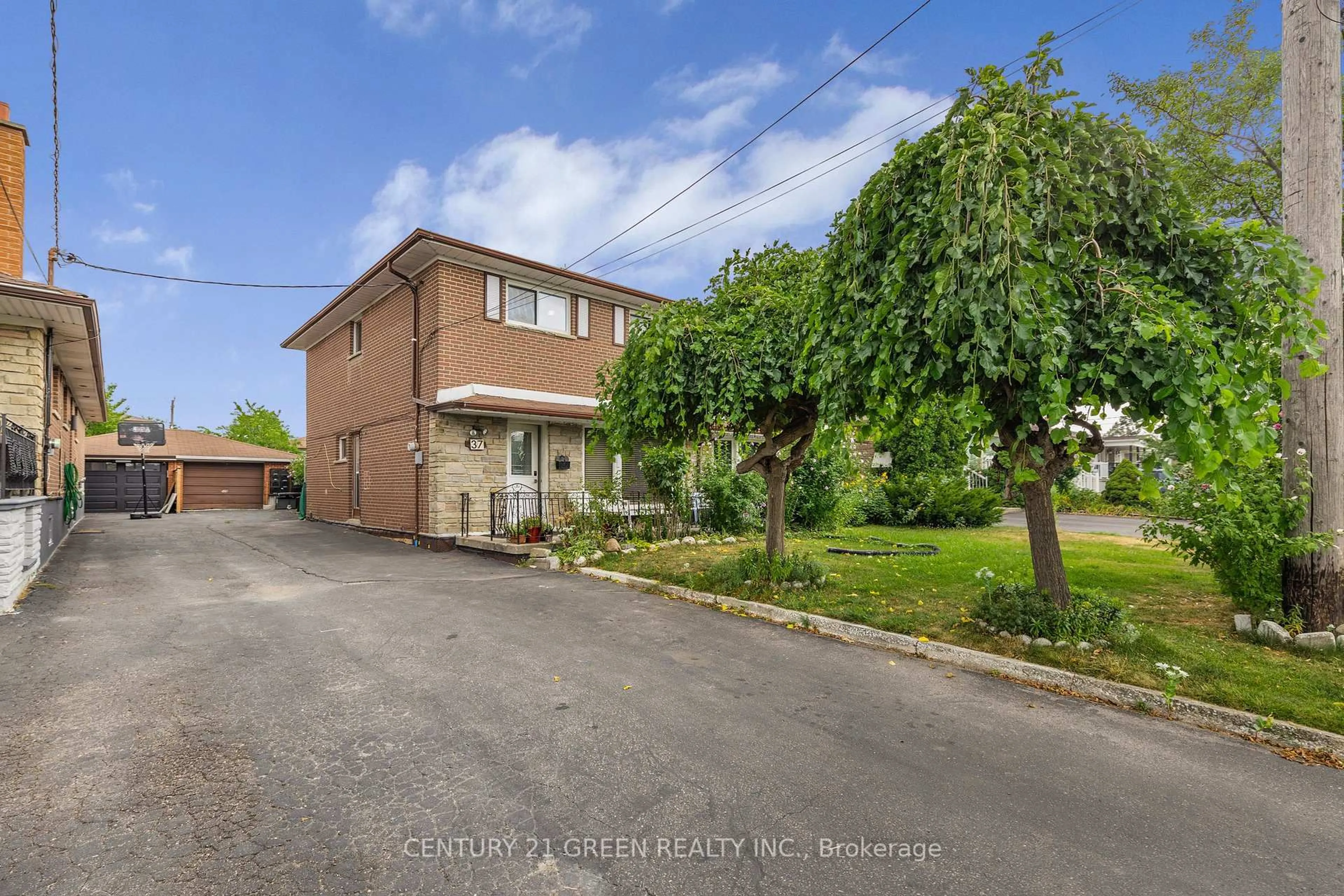A pic from outside/outdoor area/front of a property/back of a property/a pic from drone, street for 37 Rubydale Gdns, Toronto Ontario M9L 1B8