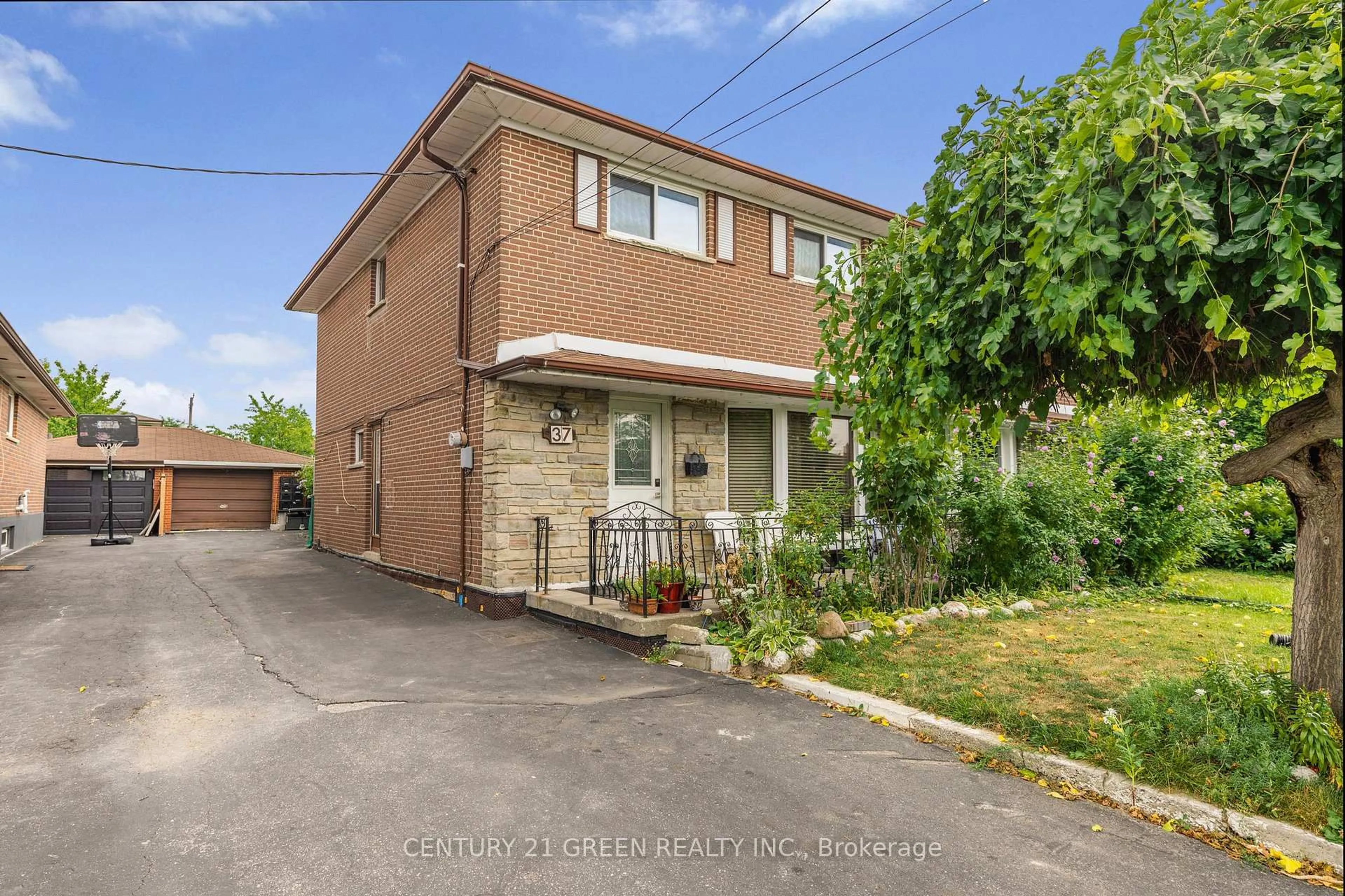 A pic from outside/outdoor area/front of a property/back of a property/a pic from drone, street for 37 Rubydale Gdns, Toronto Ontario M9L 1B8