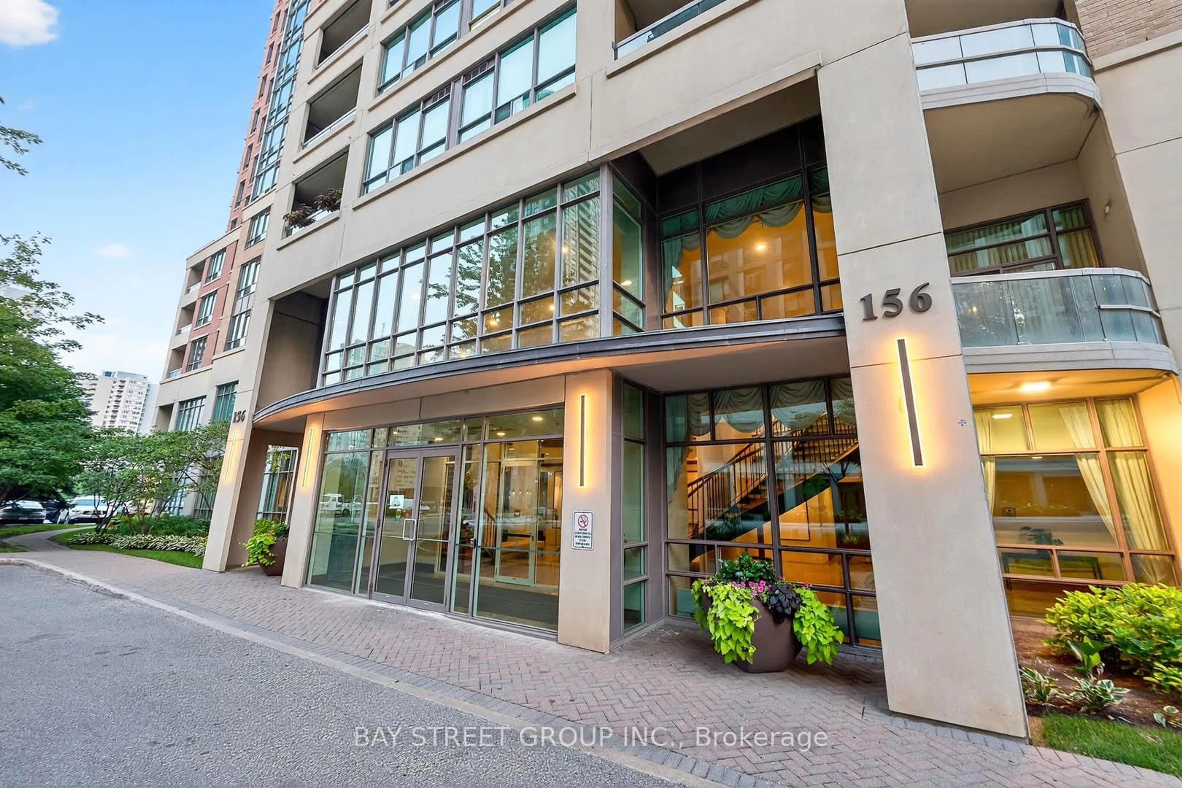 Indoor foyer for 156 Enfield Pl #2907, Mississauga Ontario L5B 4L8