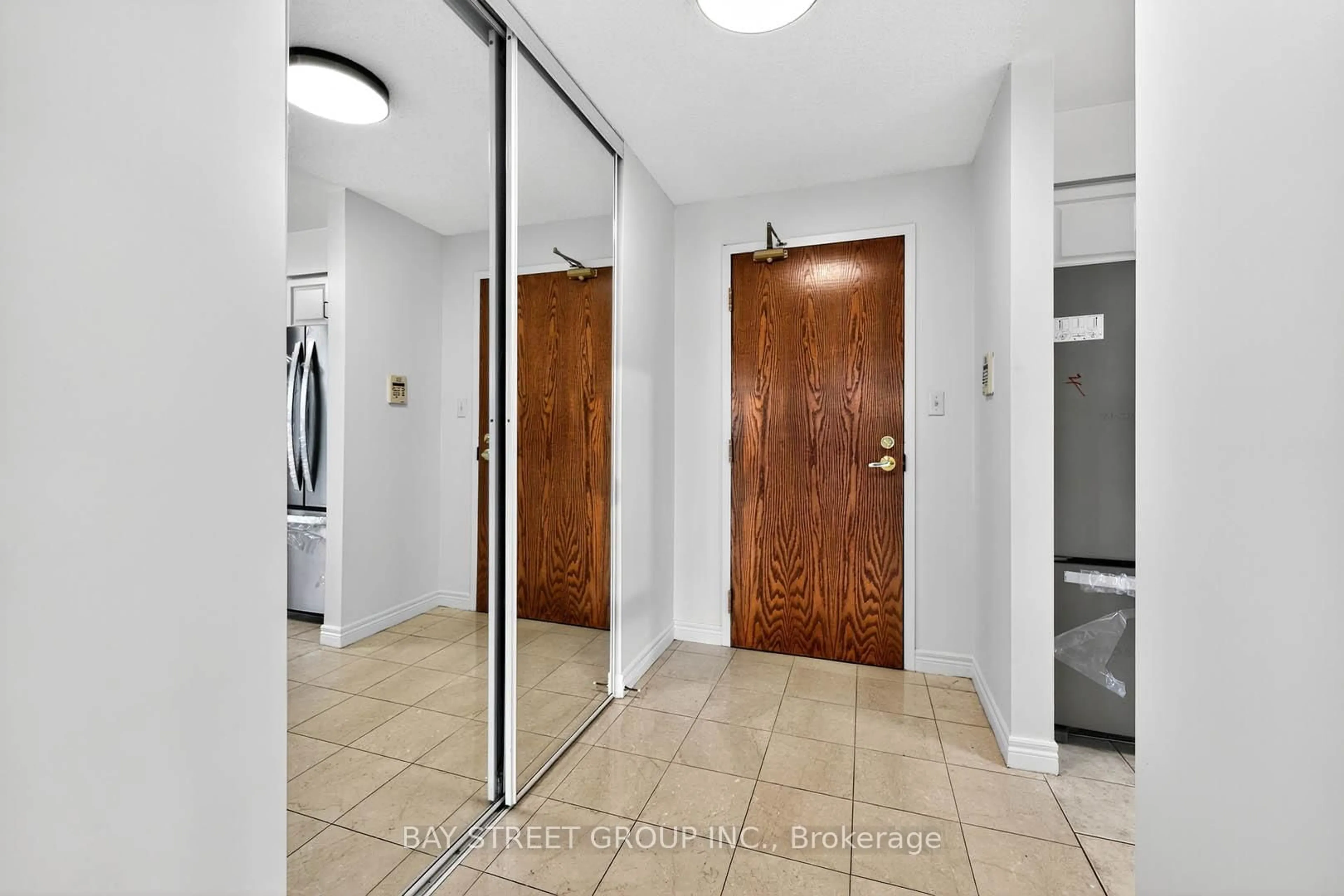 Indoor entryway for 156 Enfield Pl #2907, Mississauga Ontario L5B 4L8