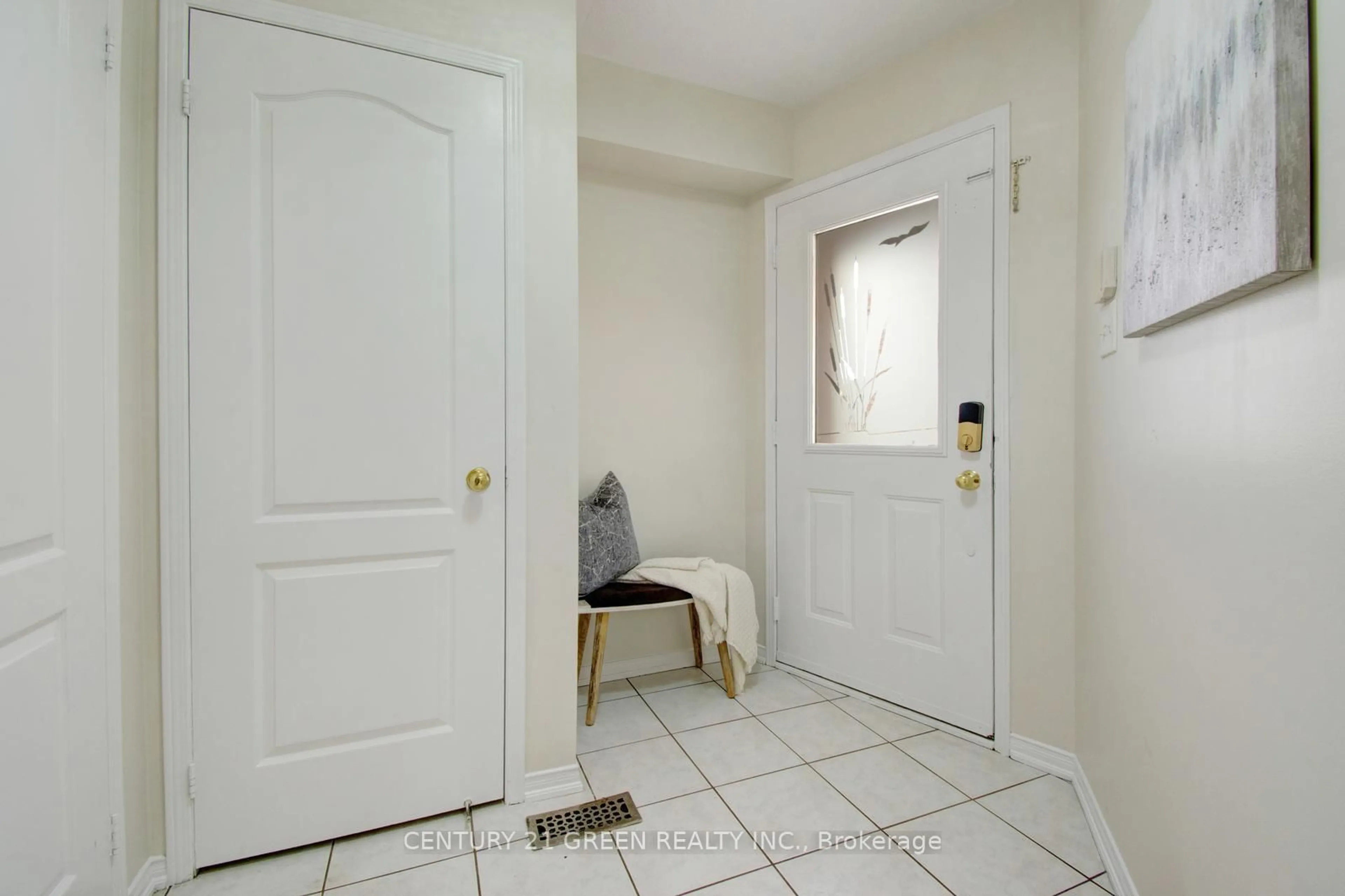 Indoor entryway for 26 Oatfield Rd, Brampton Ontario L6R 1X7