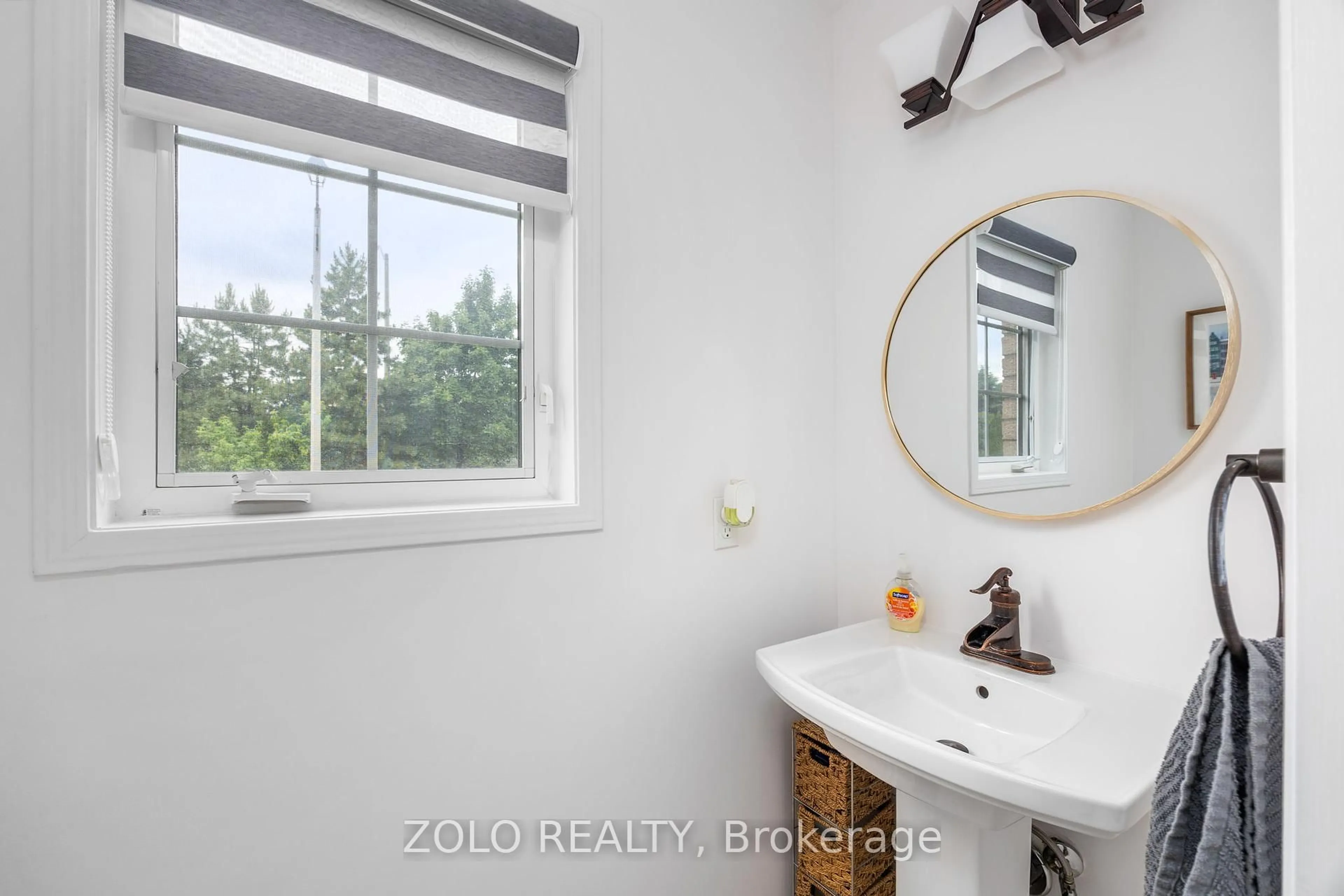 Standard bathroom, ceramic/tile floor for 79 Crystalview Cres, Brampton Ontario L6P 2S3