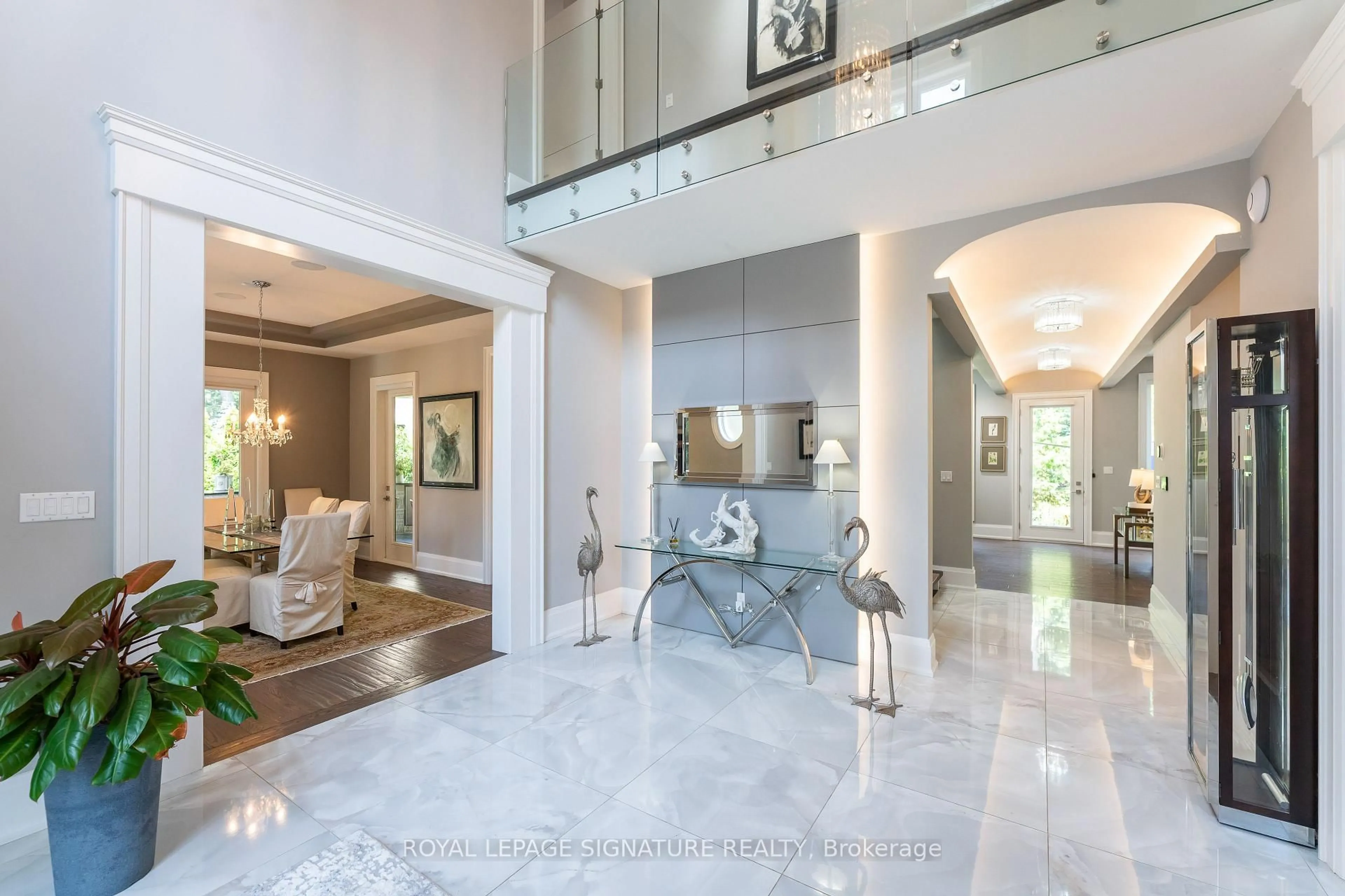 Indoor foyer for 1449 Crescent Rd, Mississauga Ontario L5H 1P5