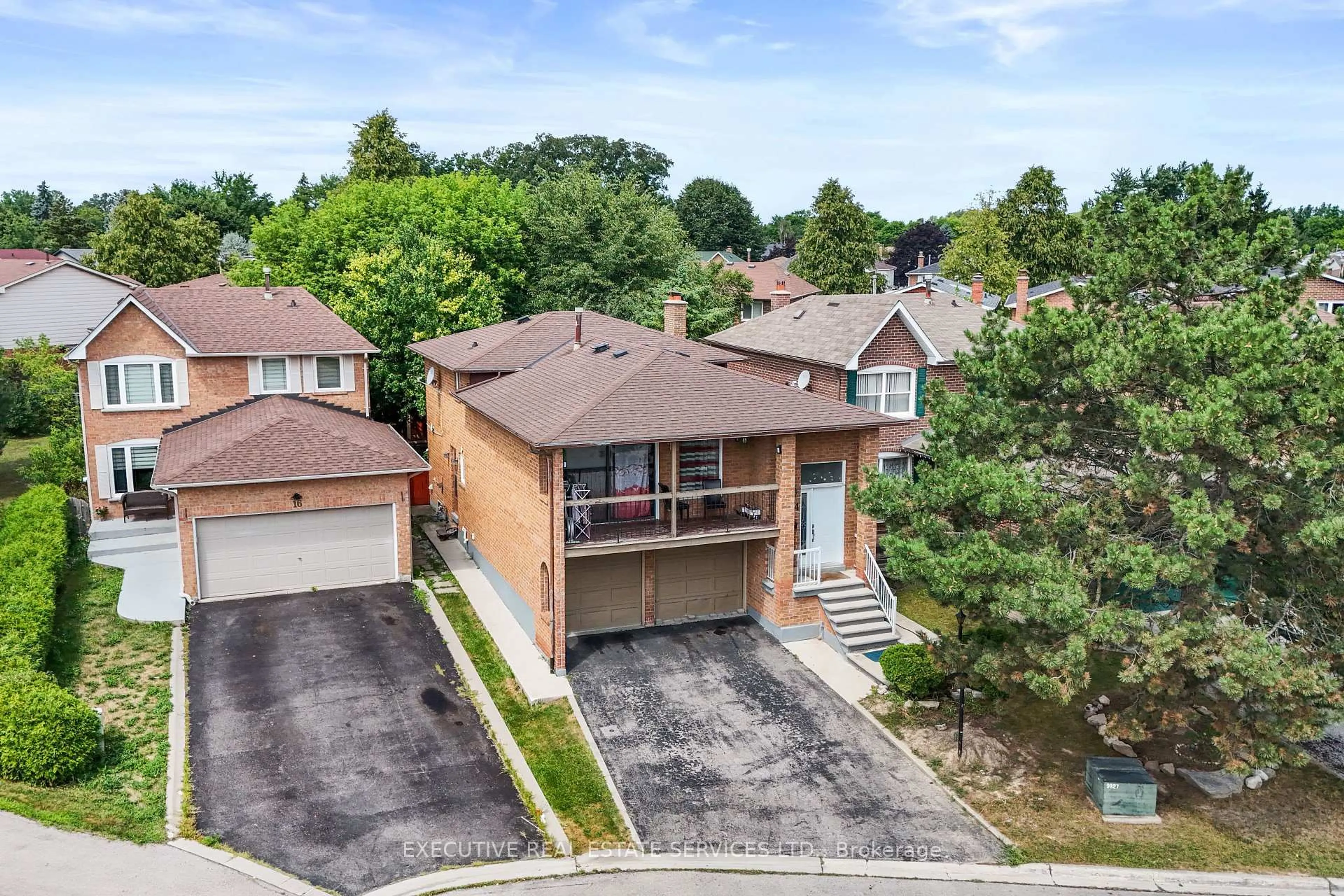 A pic from outside/outdoor area/front of a property/back of a property/a pic from drone, street for 14 Albermarle Crt, Brampton Ontario L6Z 1R4