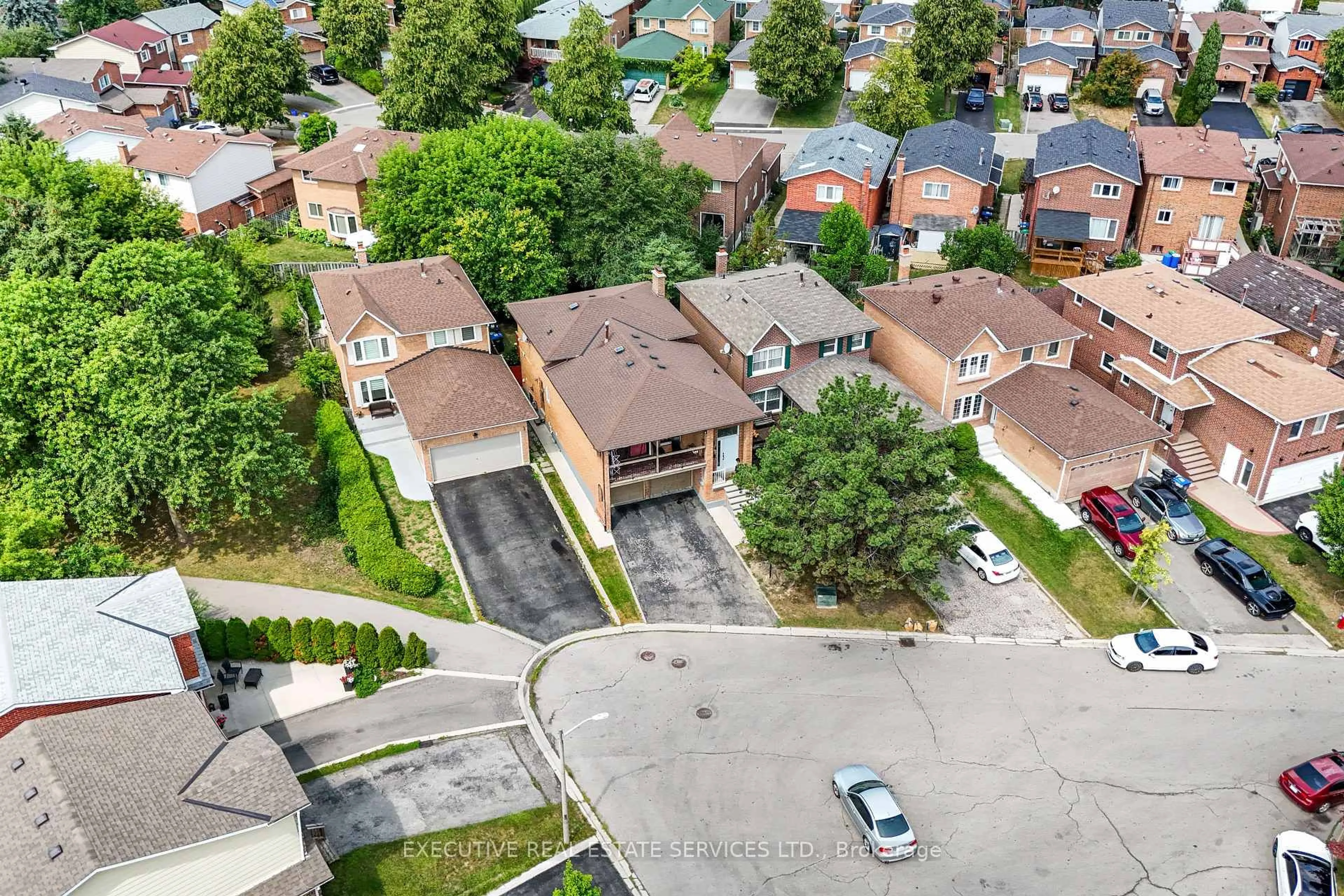A pic from outside/outdoor area/front of a property/back of a property/a pic from drone, street for 14 Albermarle Crt, Brampton Ontario L6Z 1R4