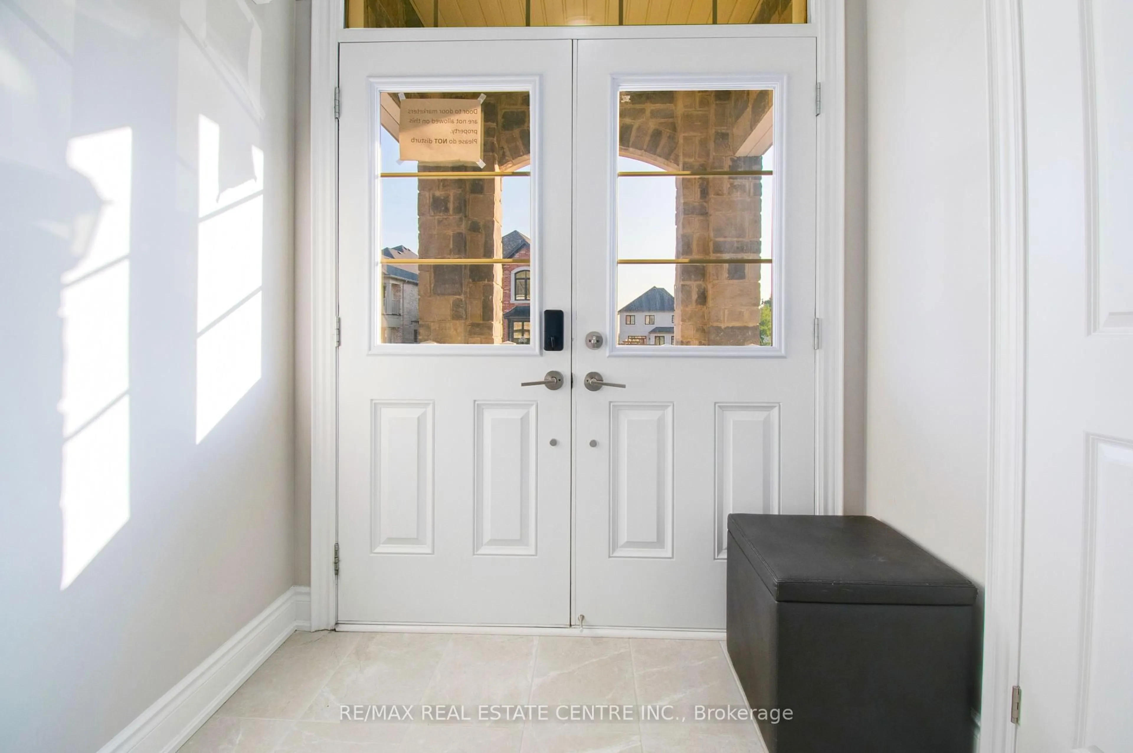 Indoor entryway for 14 Ixworth Circ, Brampton Ontario L6Y 6J8