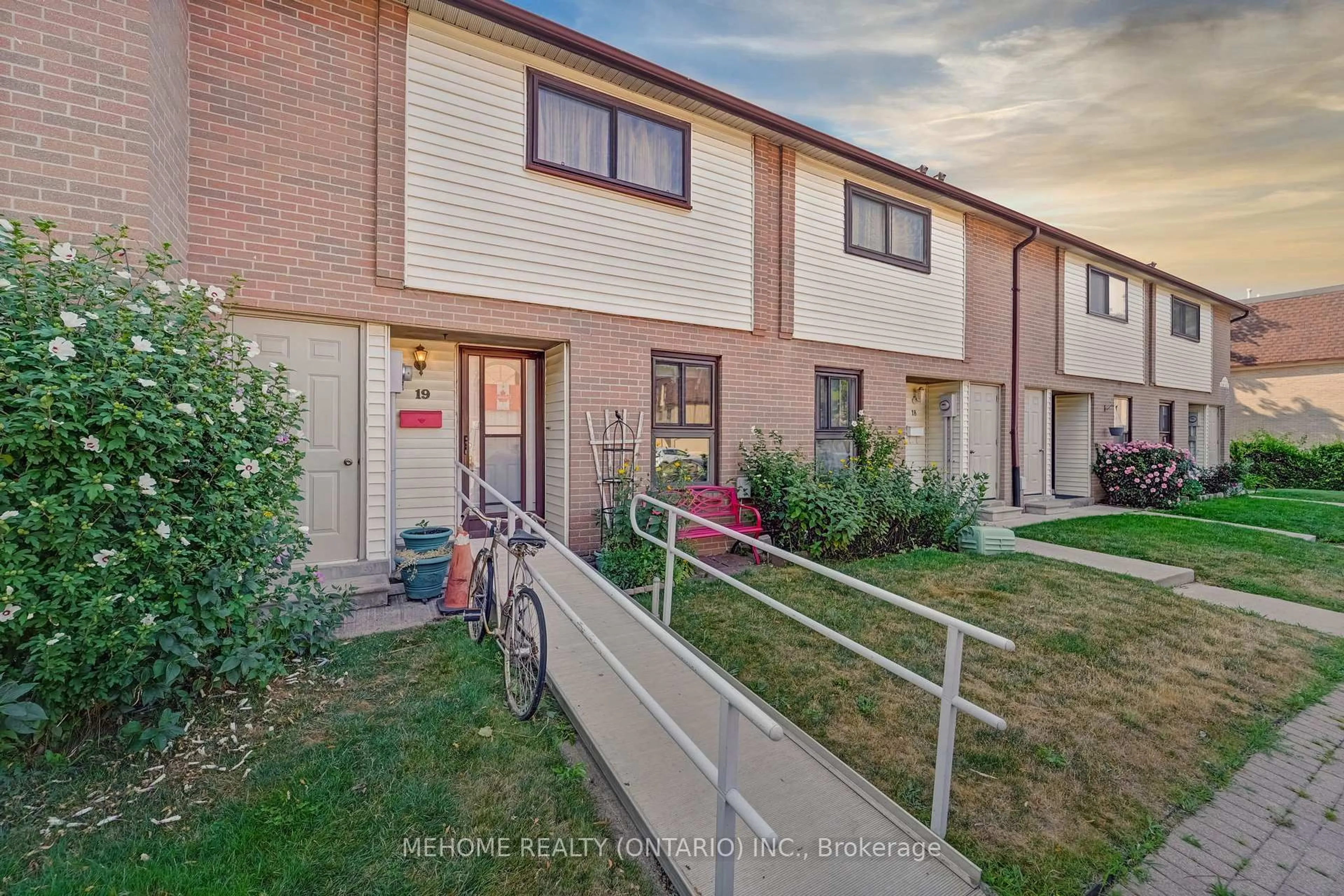 A pic from outside/outdoor area/front of a property/back of a property/a pic from drone, street for 46 Dearbourne Blvd #19, Brampton Ontario L6T 1J7