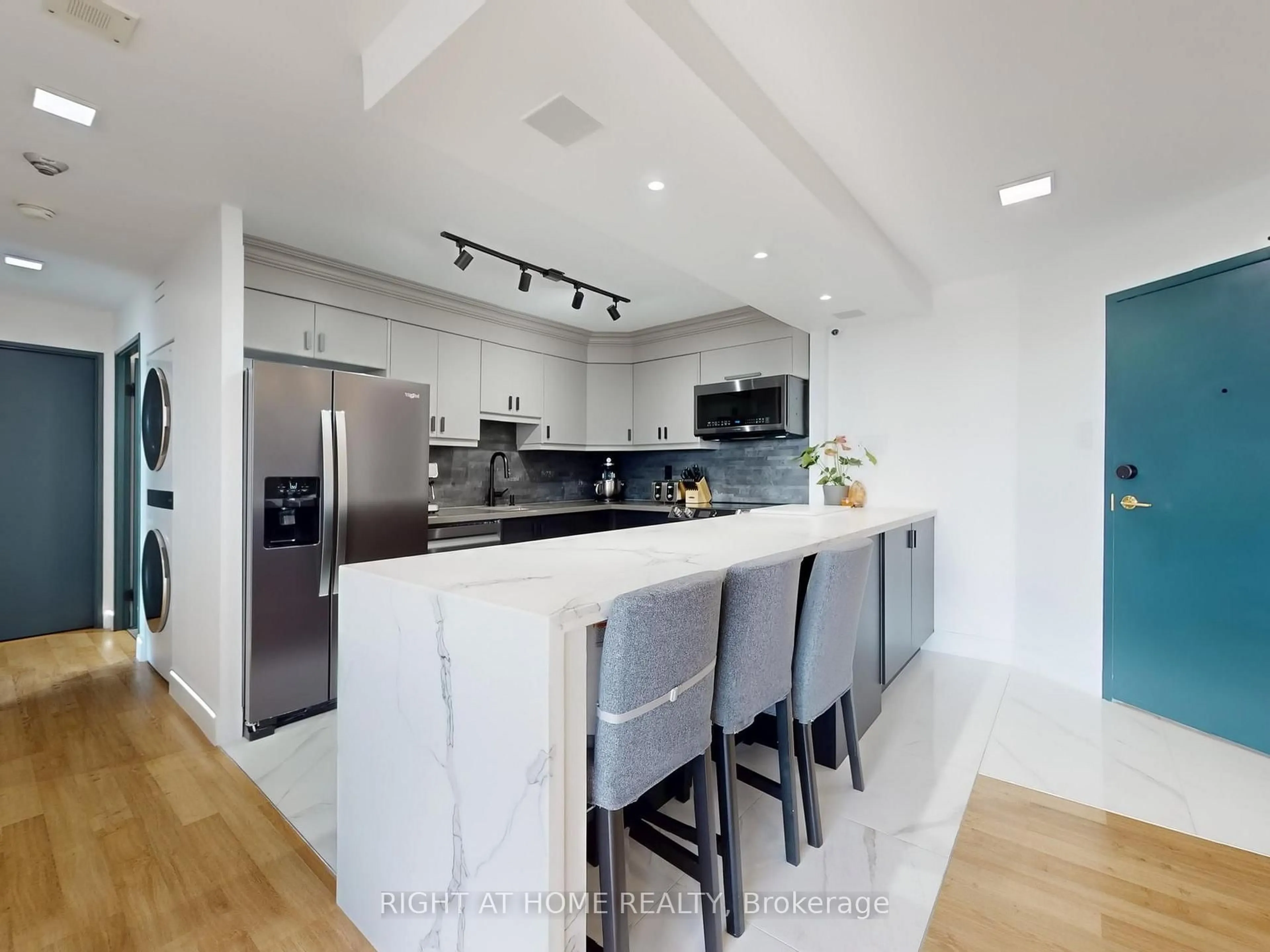 Contemporary kitchen, unknown for 4205 Shipp Dr #1403, Mississauga Ontario L4Z 2Y9