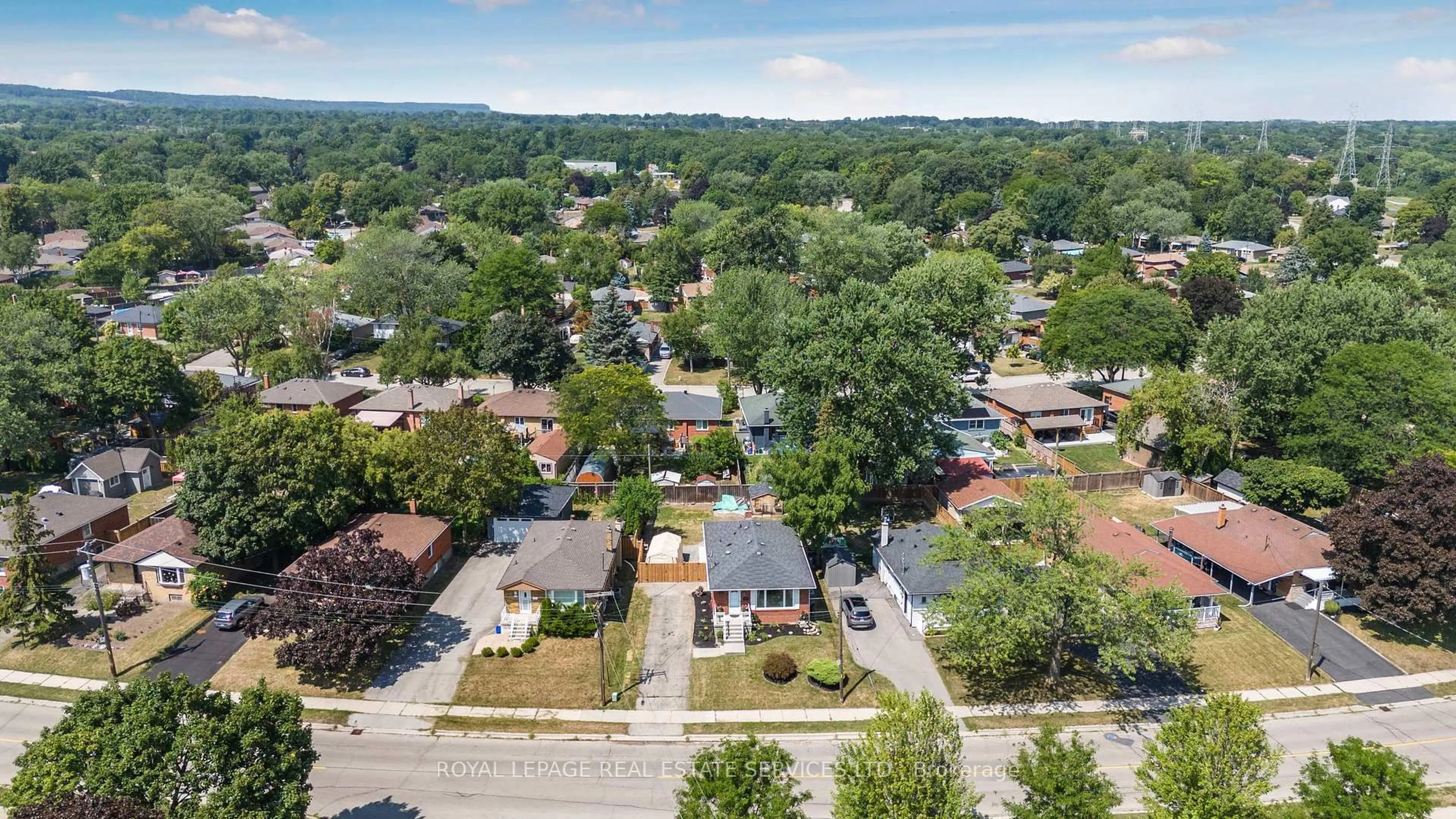 A pic from outside/outdoor area/front of a property/back of a property/a pic from drone, city buildings view from balcony for 2143 Mountainside Dr, Burlington Ontario L7P 1B3