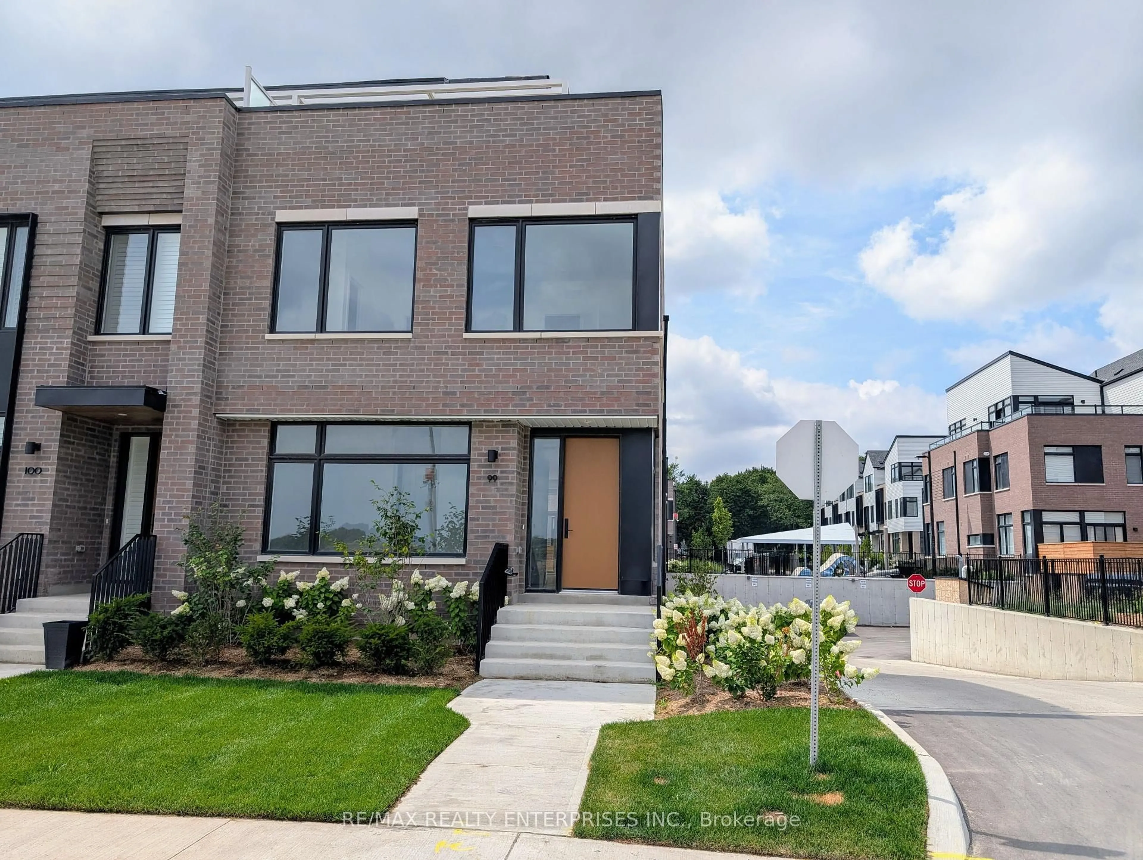 Home with brick exterior material, street for 100 Coveside Dr #99, Mississauga Ontario L5H 0B2