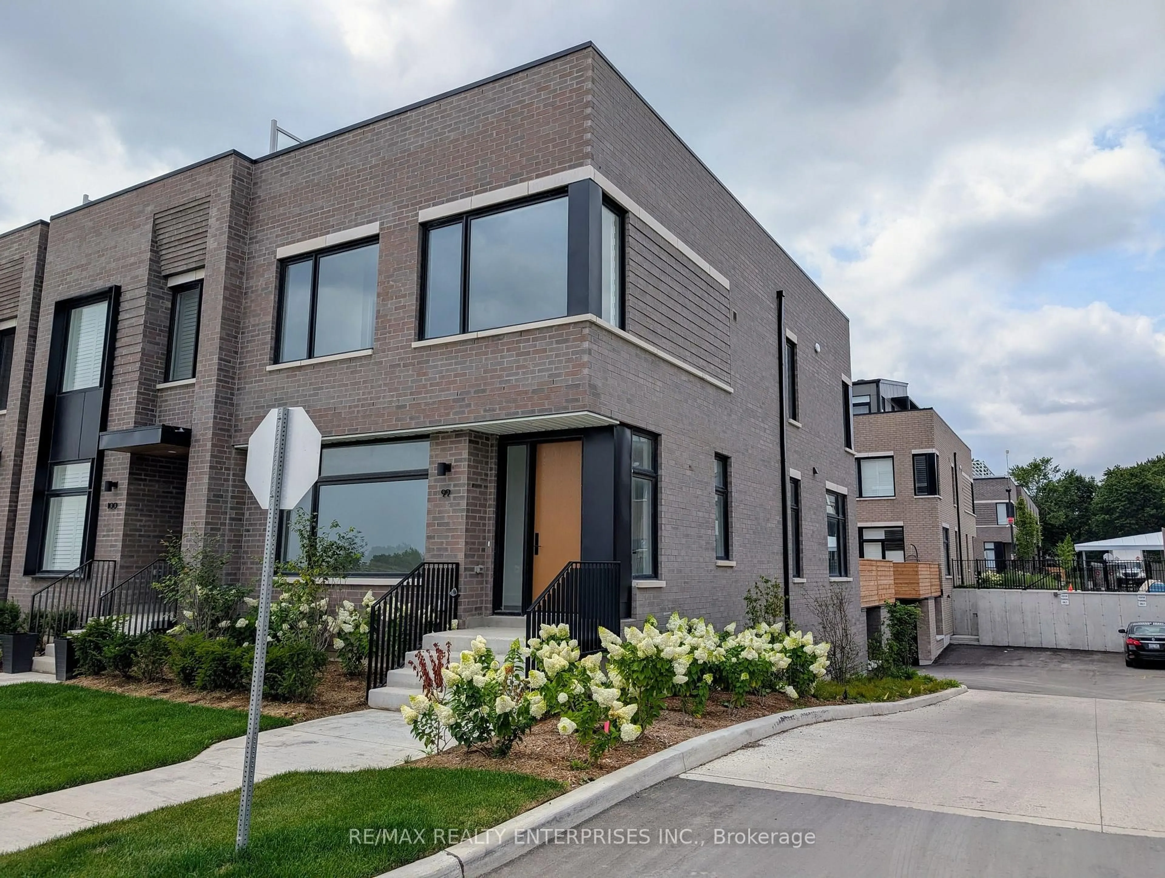 Home with brick exterior material, street for 100 Coveside Dr #99, Mississauga Ontario L5H 0B2