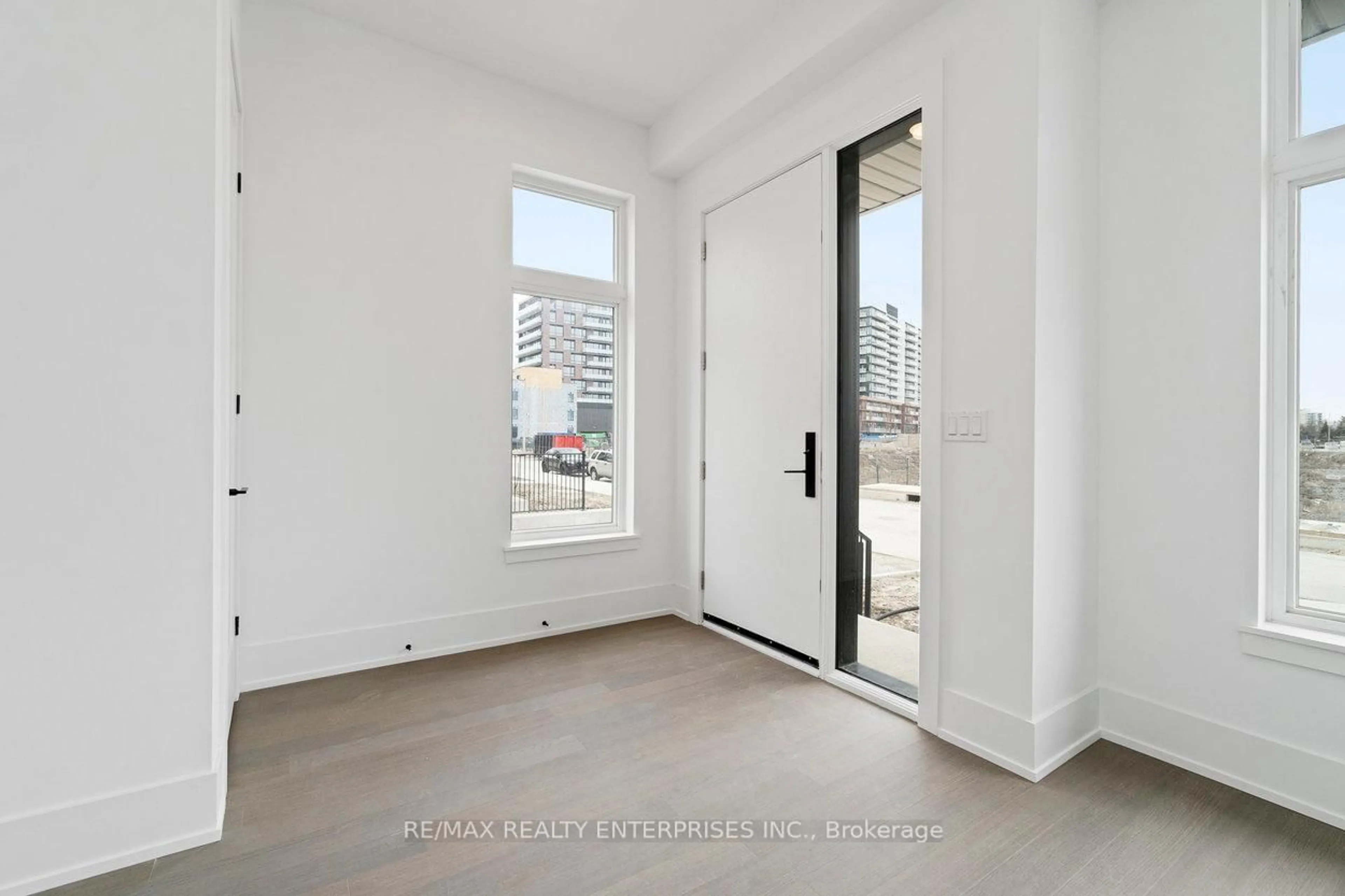 Indoor entryway for 100 Coveside Dr #99, Mississauga Ontario L5H 0B2