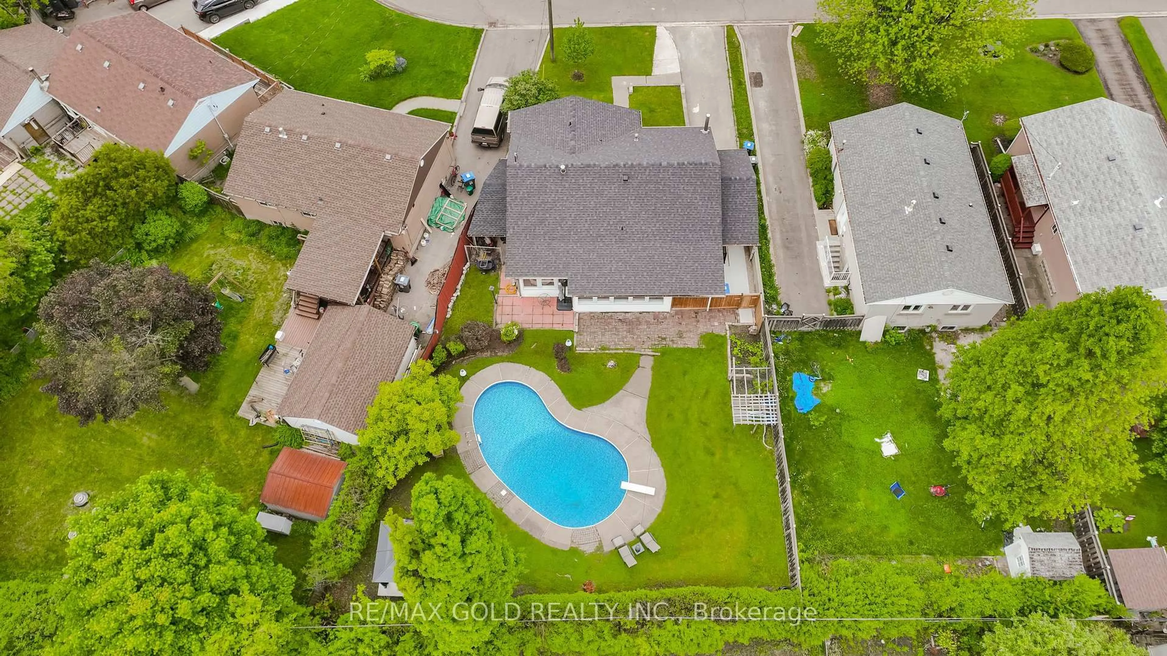 A pic from outside/outdoor area/front of a property/back of a property/a pic from drone, water/lake/river/ocean view for 22 Carlyle Cres, Brampton Ontario L6W 2Z1