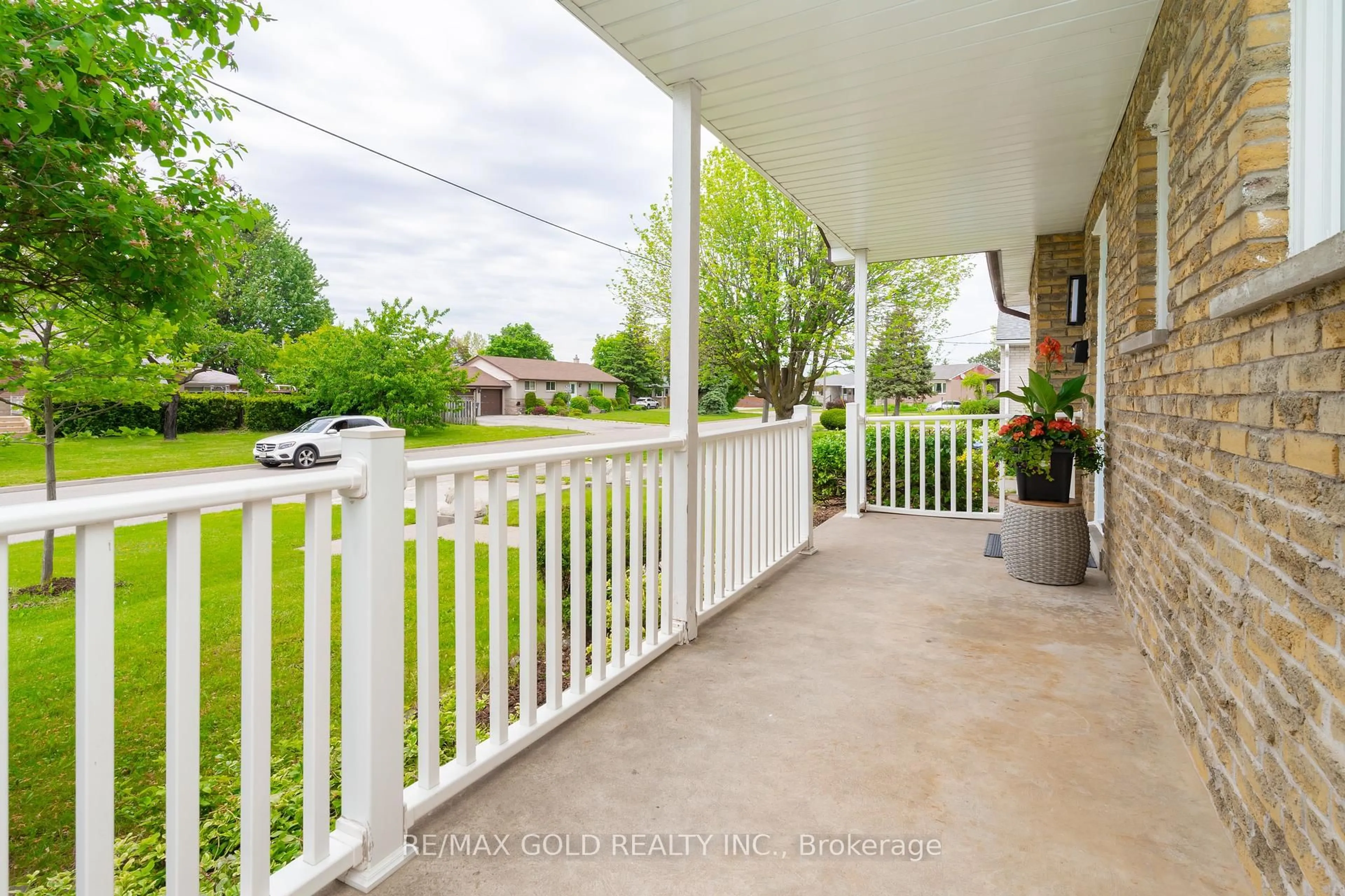 Patio, street for 22 Carlyle Cres, Brampton Ontario L6W 2Z1